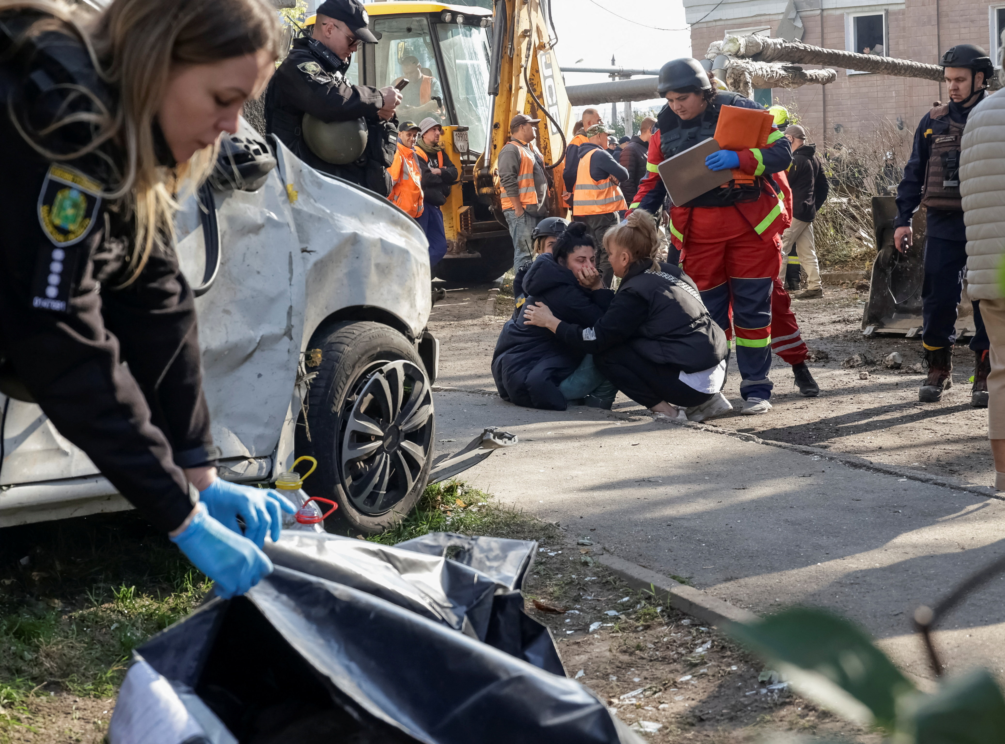 Un ataque ruso contra un parque ucraniano en Kharkiv dejó seis muertos, entre ellos dos niñas