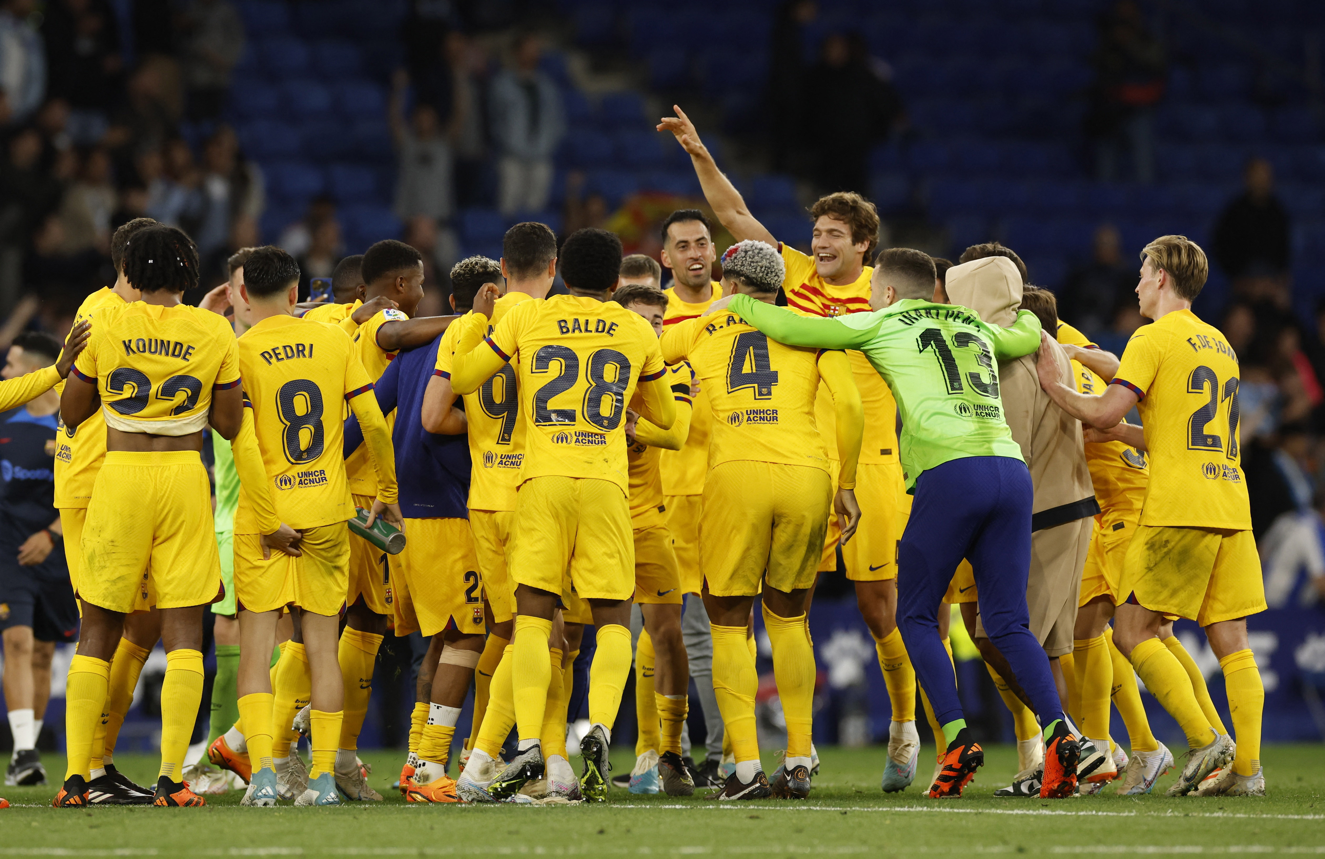El festejo de todo el plantel en el centro del campo de juego. Minutos más tarde, fueron apurados por los hinchas del Espanyol (Foto: Reuters)