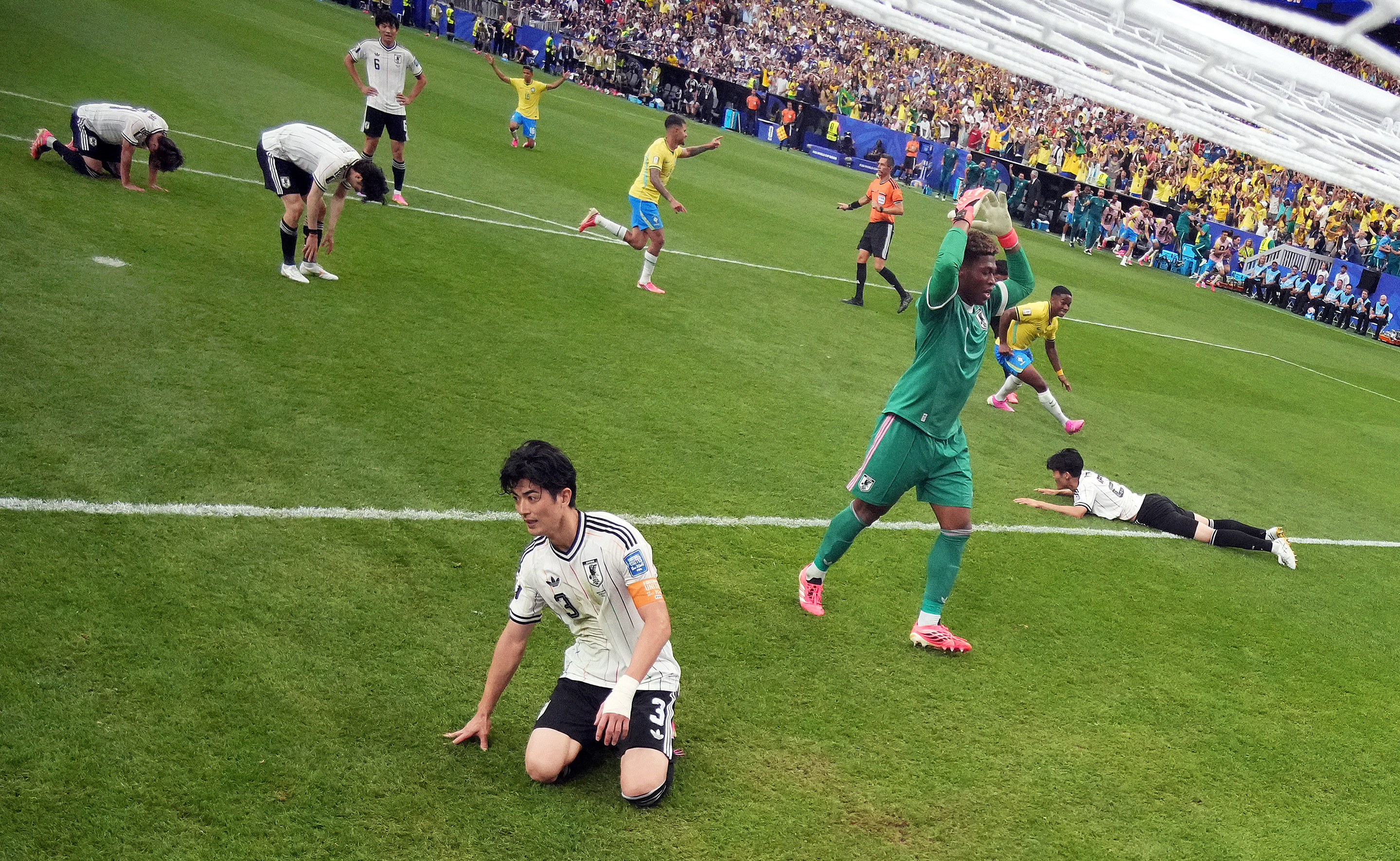 La desgarradora reacci&oacute;n de los jugadores de Jap&oacute;n tras el gol de Brasil que los elimin&oacute; del Mundial