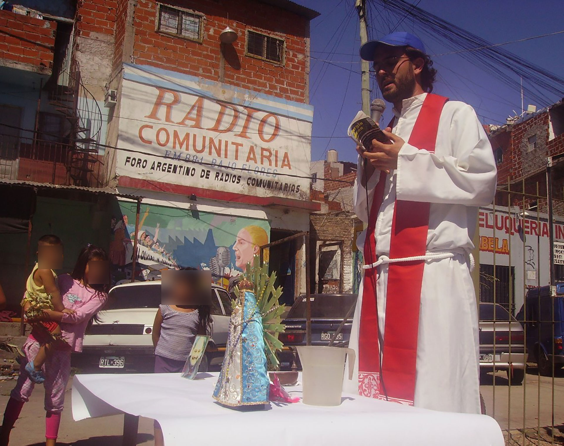 Fue cura en el Barrio 1.11.14, se enamoró y logró seguir junto a la  comunidad de su parroquia - Infobae