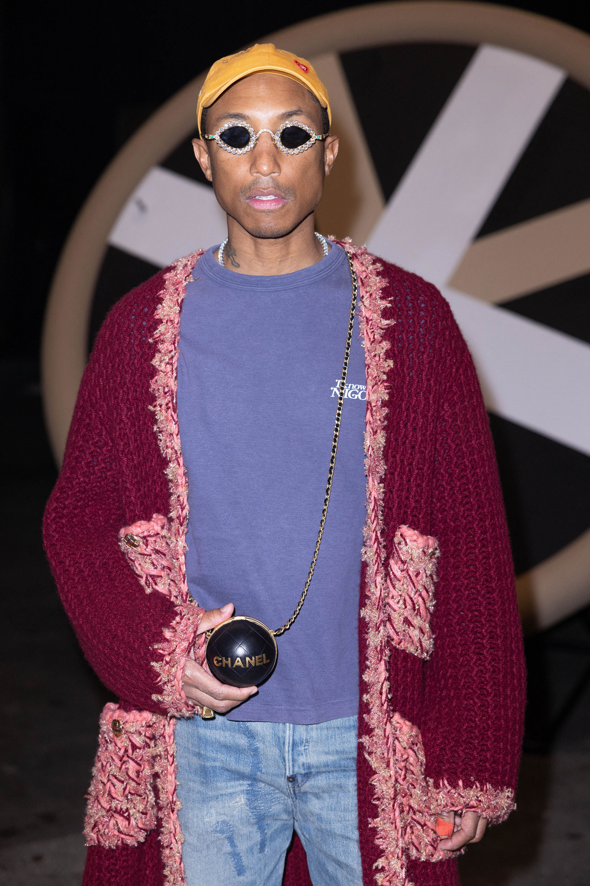 No pasó desapercibido. Pharrell Williams asistió a un importante desfile de París. Para ello, lució un jean clarito, una remera violeta, un saco de lana bordó y rosa, lentes de sol con strass y una gorra amarilla. Además, llevó una cartera Chanel y una campera animal print 