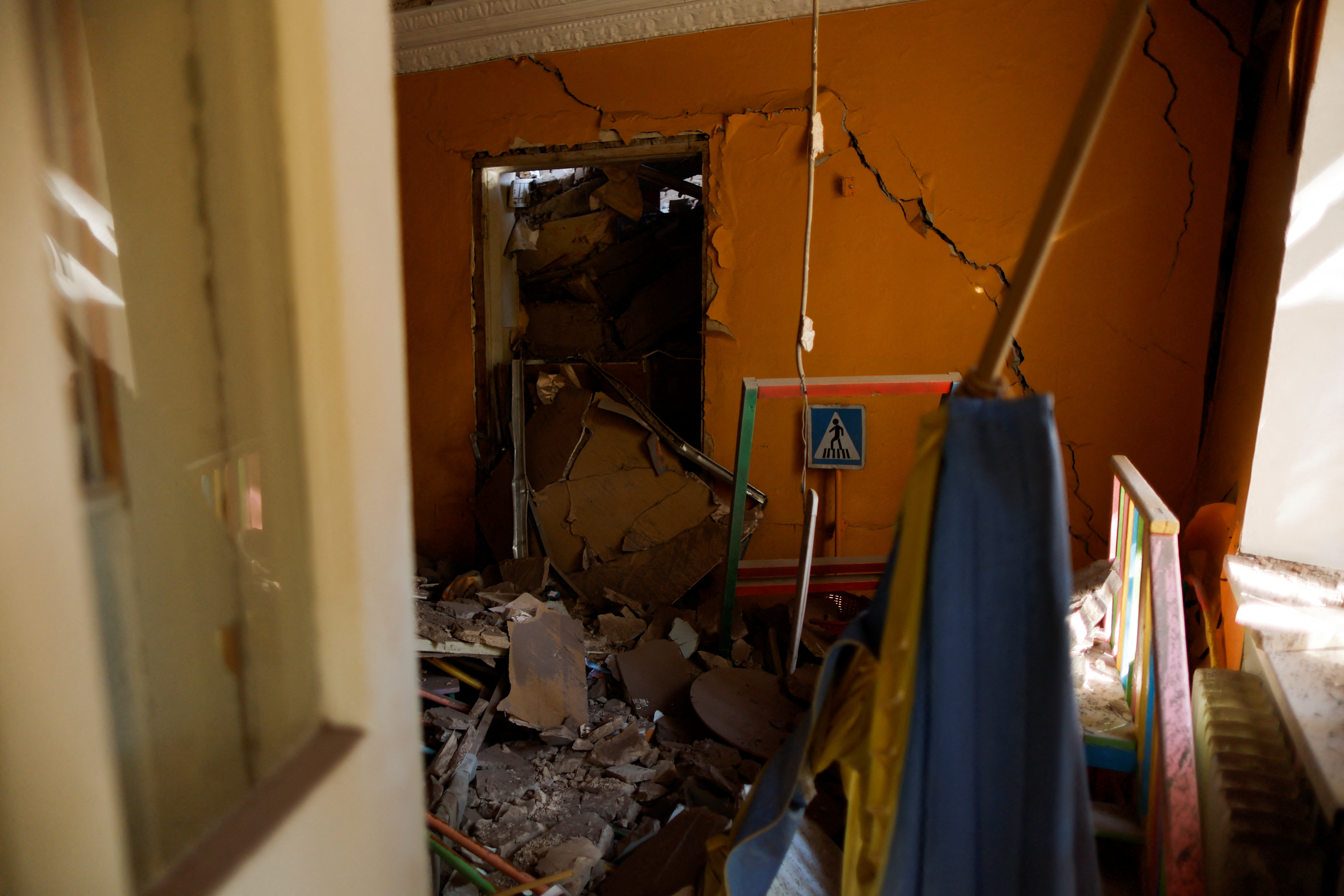 Interior de un jardín de infancia dañado tras el reciente bombardeo ruso en la ciudad de Slovyansk, en la zona afectada por la guerra en el este de Ucrania, mientras continúa el ataque de Rusia en Ucrania, en la región de Donetsk, 2 de septiembre de 2022. REUTERS/Ammar Awad