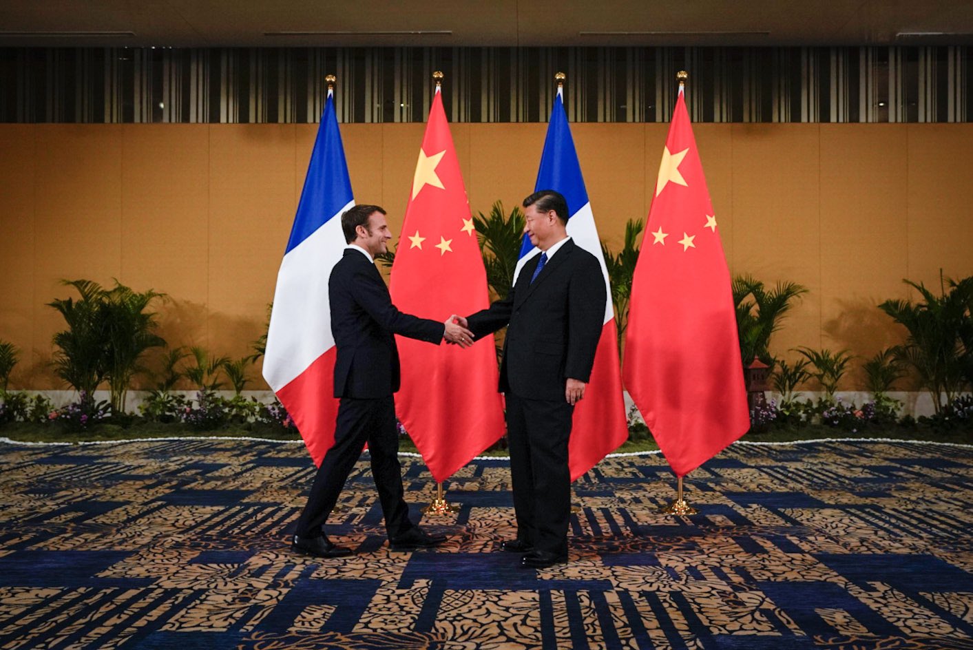 El presidente de Francia, Emmanuel Macron, saluda al jefe del régimen chino, Xi Jinping, durante la Cumbre del G20 en Bali, Indonesia (Gobierno de Francia)