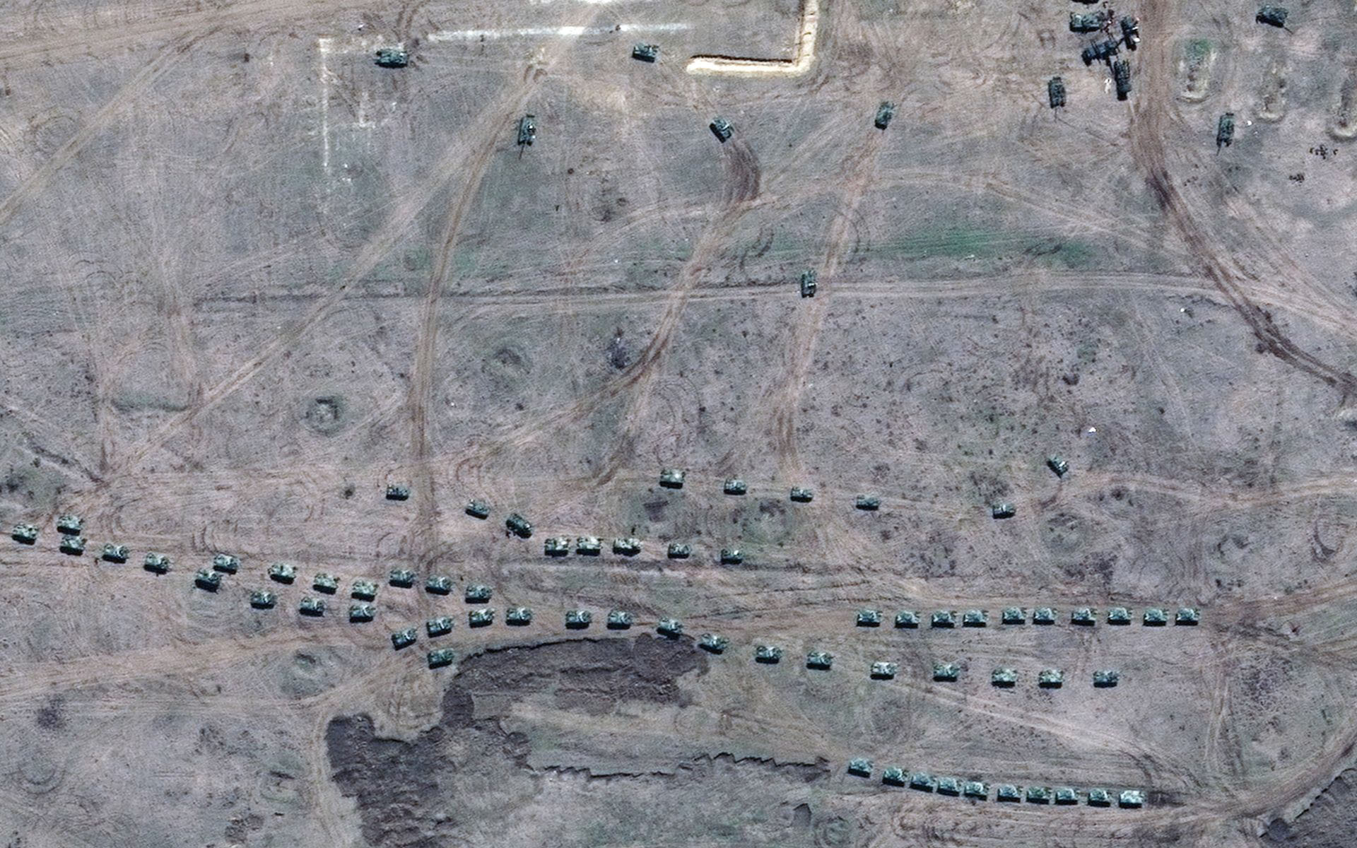 Fuerzas aerotransportadas rusas en el área de entrenamiento de Angarsky en Crimea. Imagen de satélite tomada el 15 de abril. (© 2021 Maxar Technologies)