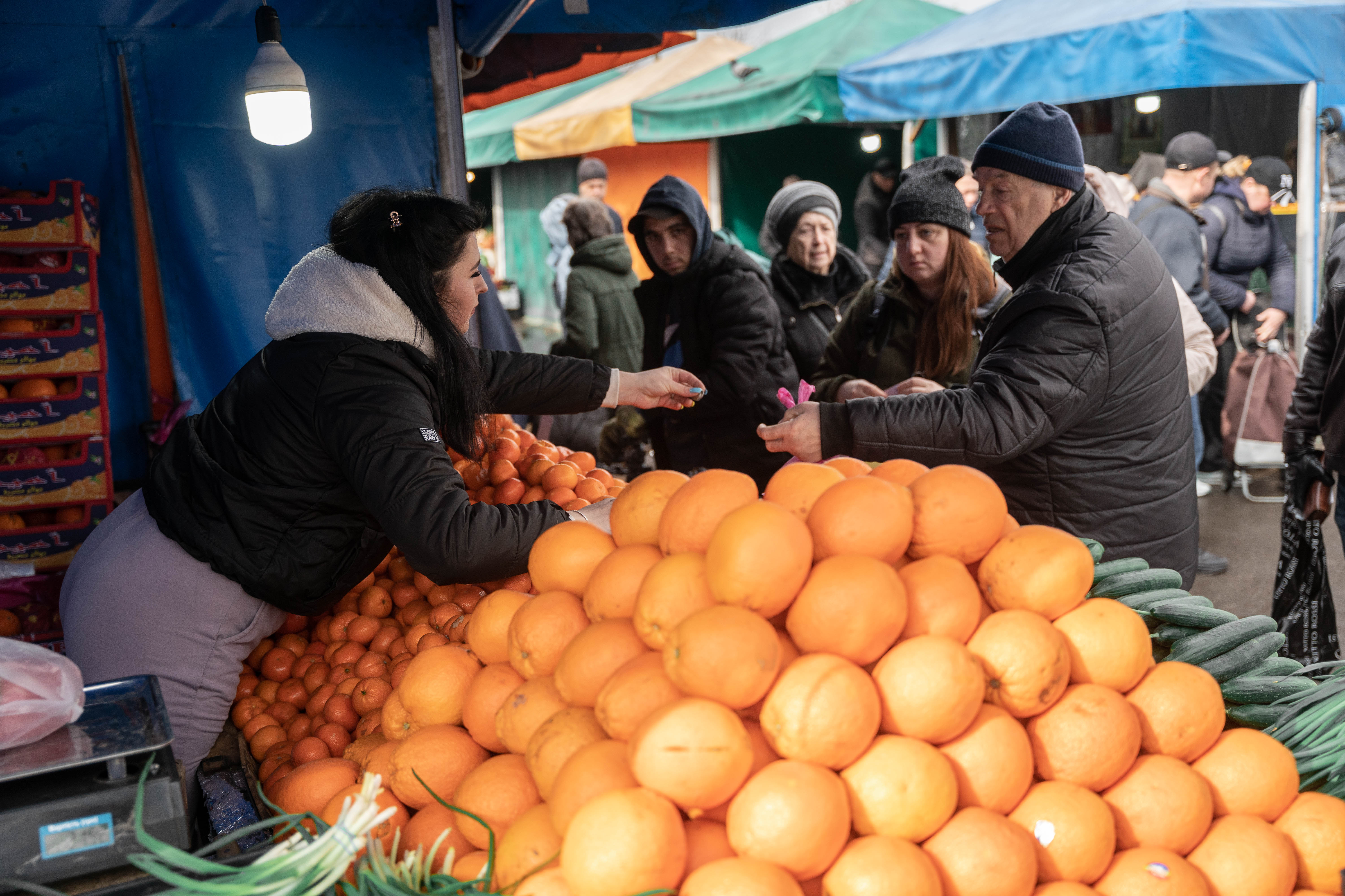 Pese a la guerra ilegal desatada por Putin, en Kyiv no hay desabastecimiento en frutas y verduras, y los precios se mantienen estables desde hace semanas. (Foto: Franco Fafasuli)