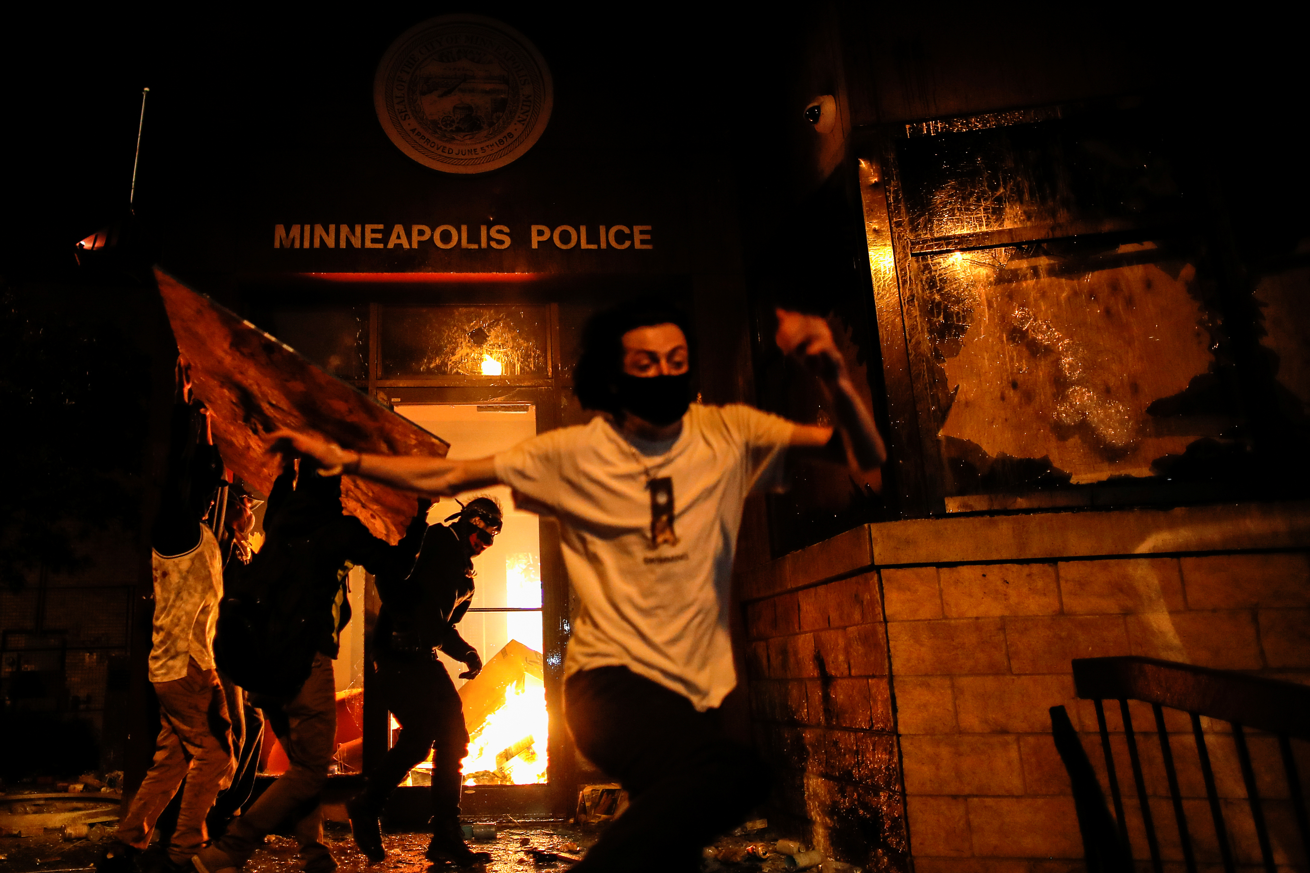 Manifestantes en la estación de policía (Reuters/ Carlos Barria) 