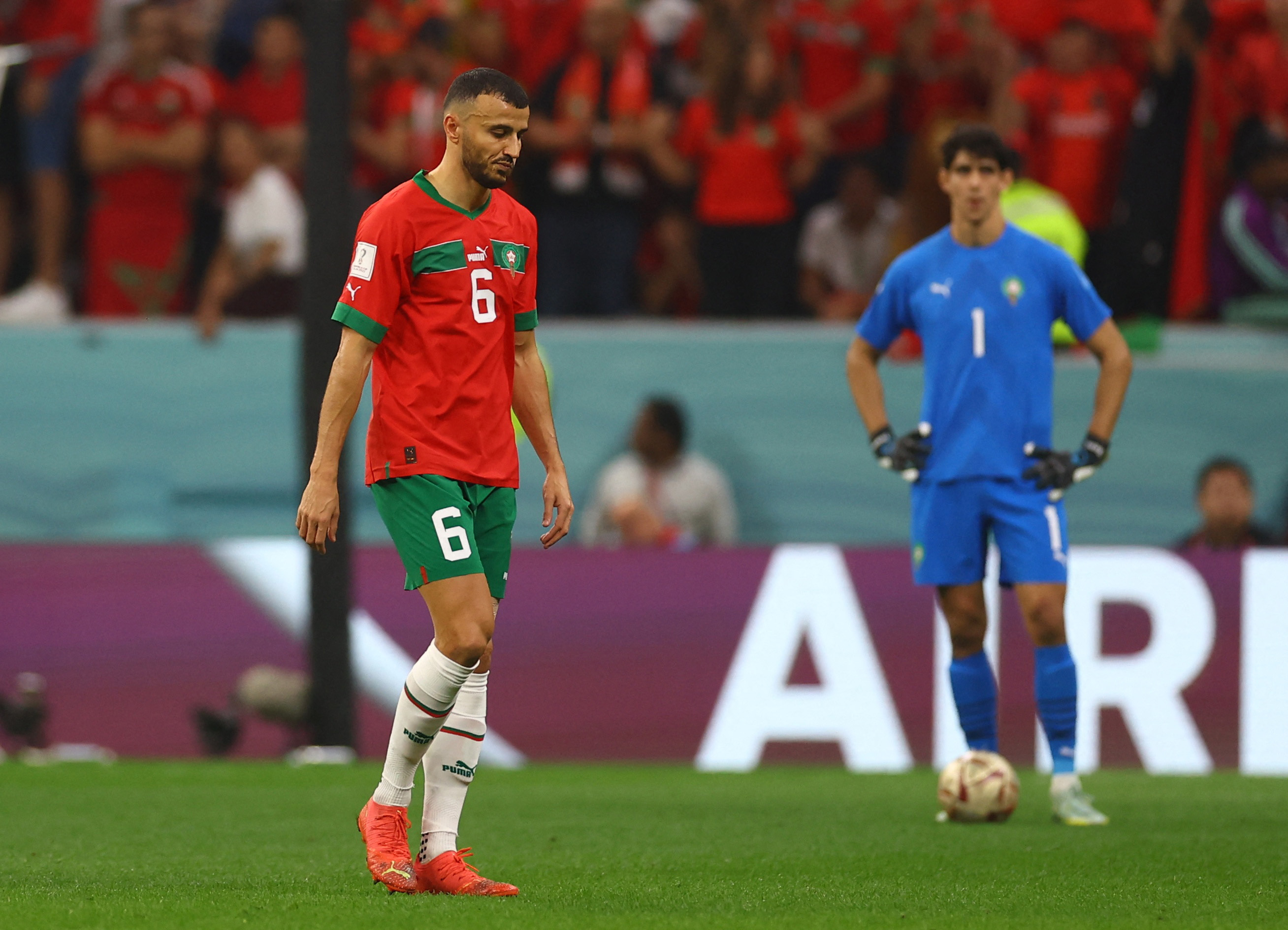 El defensor marroquí Romain Saiss debió abandonar el partido por una lesión (REUTERS/Kai Pfaffenbach)
