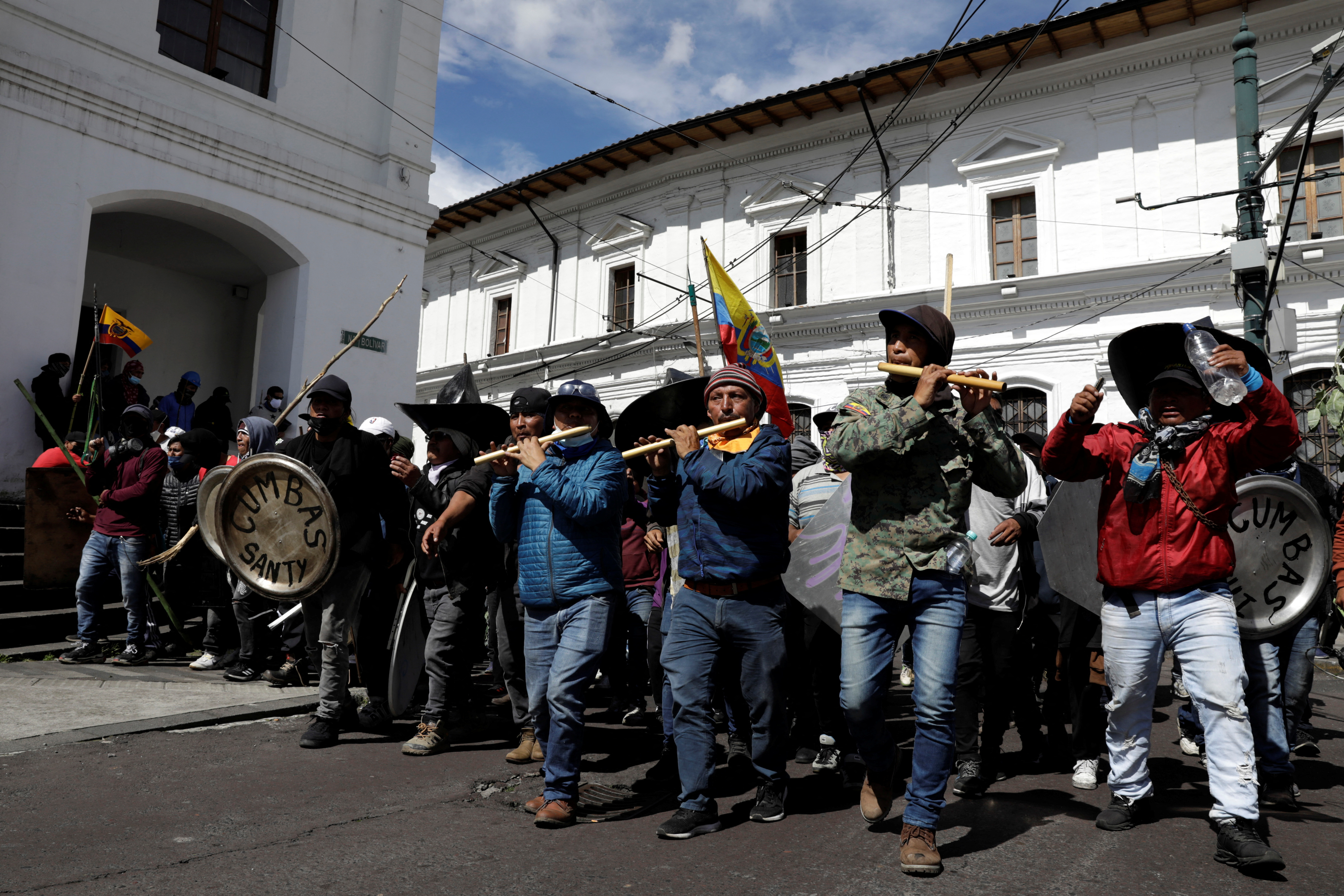 Manifestantes indígenas tocan instrumentos tradicionales durante una marcha pacífica para demandar que el presidente Guillermo Lasso cumpla la agenda de 10 puntos planteada por la Conaie. (Foto: REUTERS/Karen Toro).