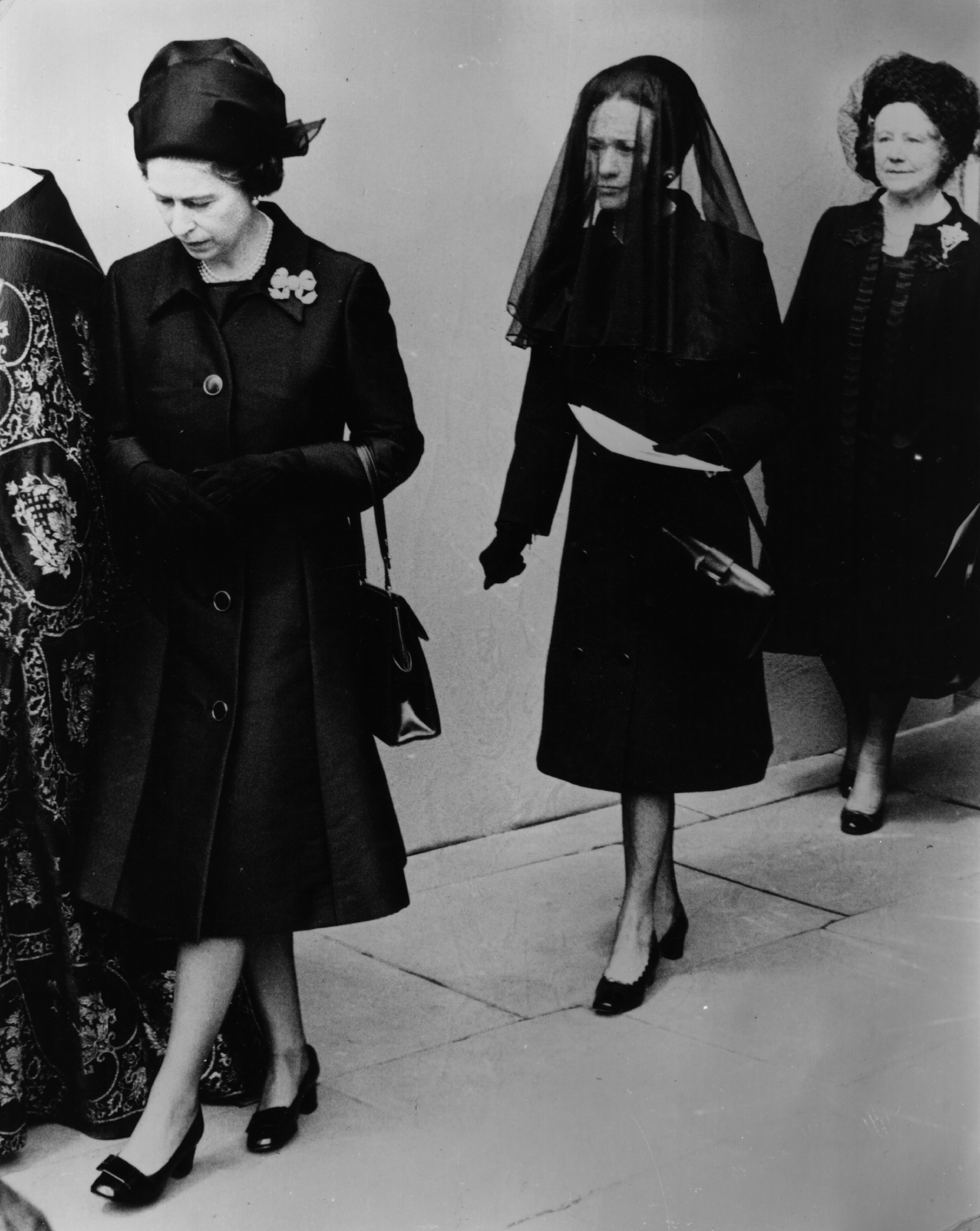 La reina Isabel camina delante de Wallis Simpson (Photo by Central Press/Getty Images)