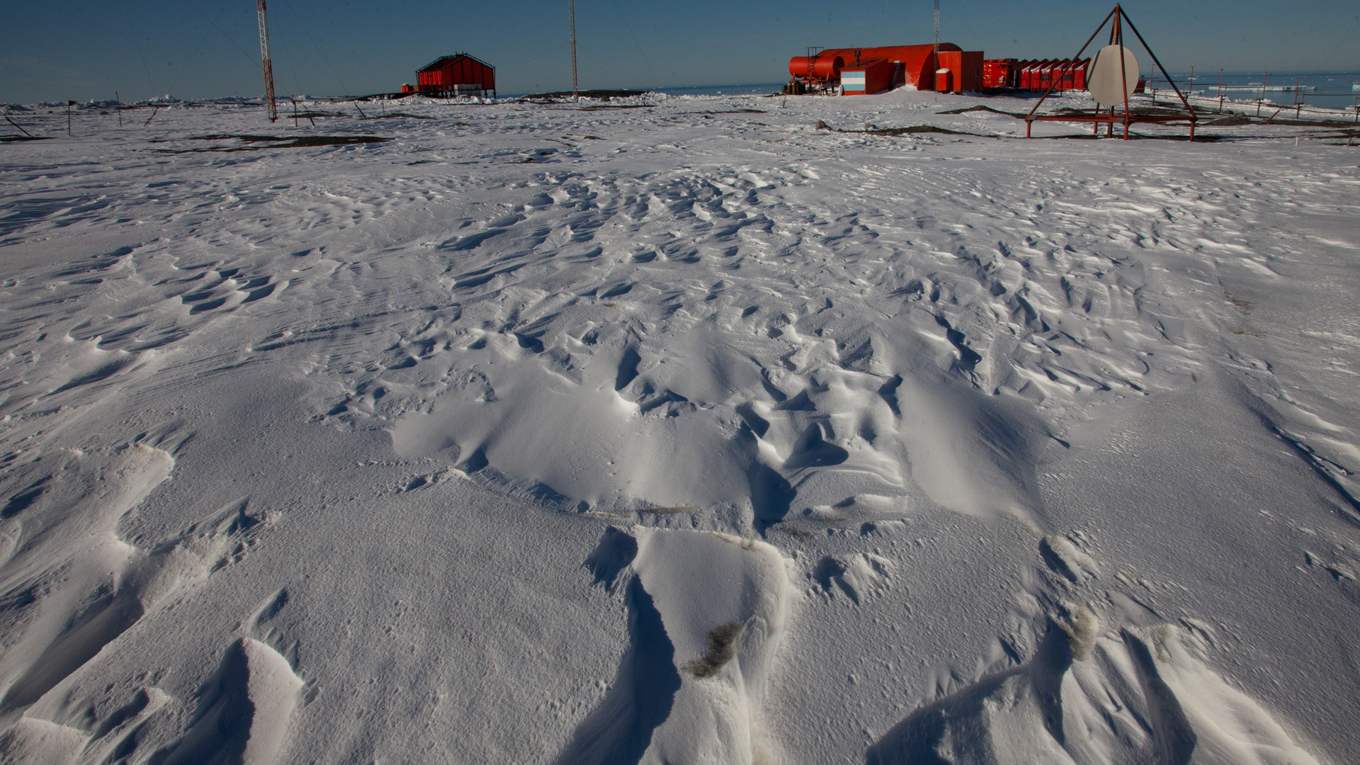 Los analistas identifican cinco puntos de tensión sobre la evolución futura del sistema: Los efectos del cambio climático, el crecimiento de los recursos existentes, la probable revisión de la cuestión de los recursos minerales, los reclamos de soberanía, legitimidad y funcionamiento del sistema del tratado antártico (Martín Gallino)