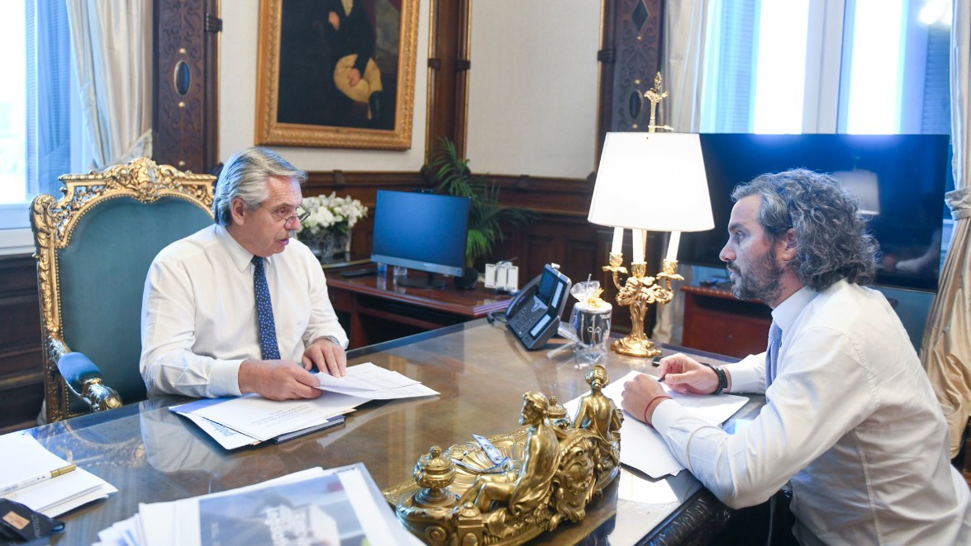 El presidente Alberto Fernández junto al canciller Santiago Cafiero
