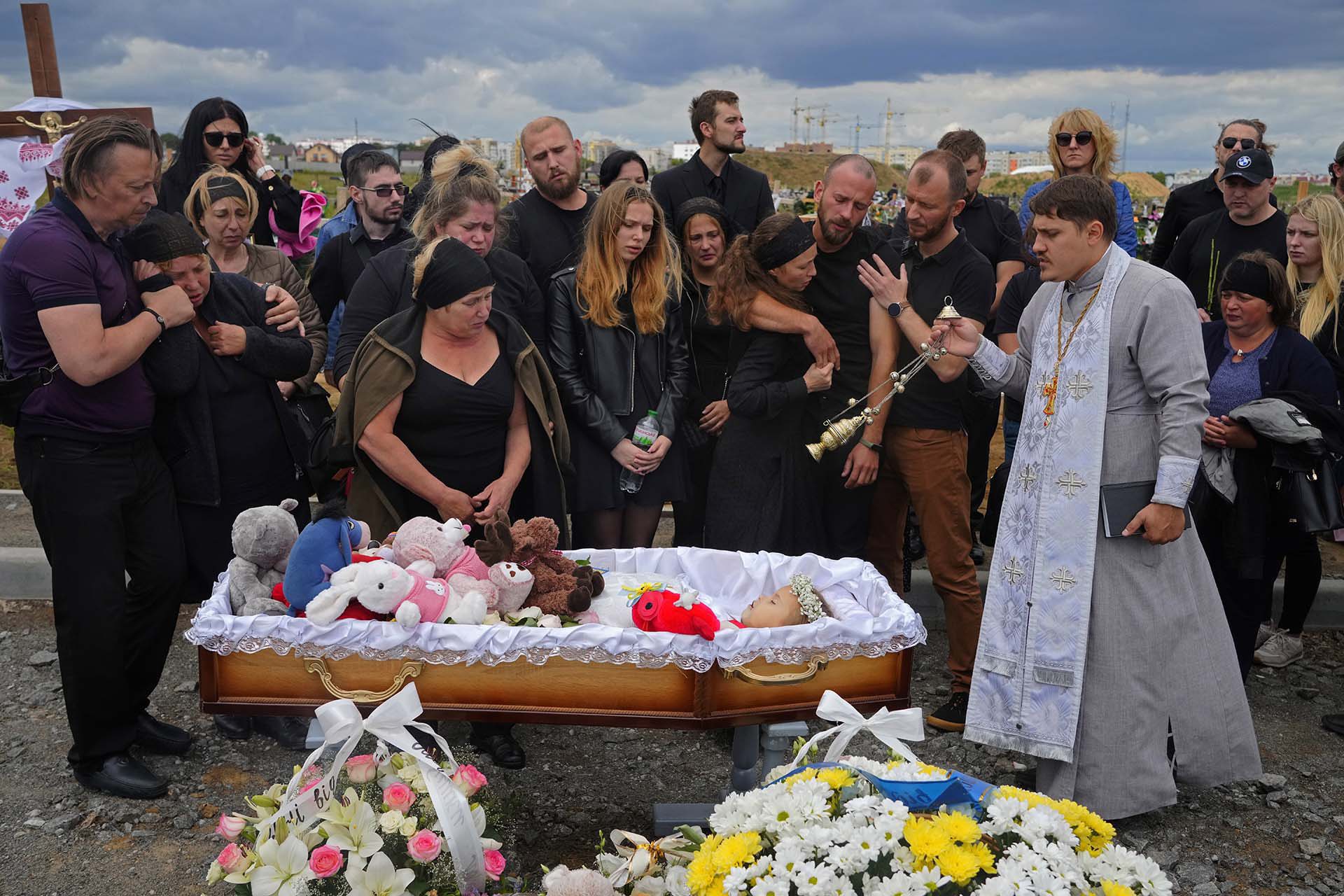 Un funeral de una niña de 4 años víctima de un ataque del ejército ruso en Vinnytsia, Ucrania. 