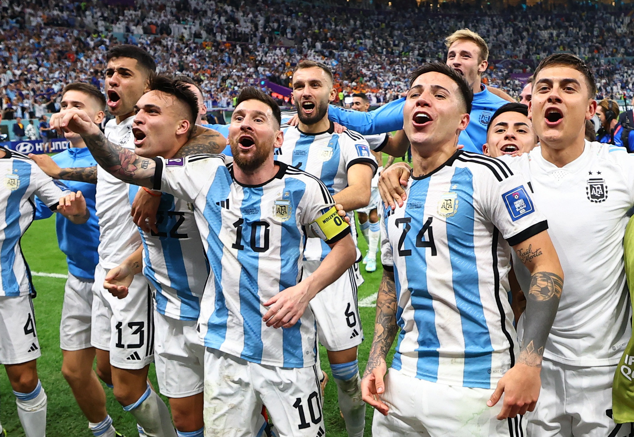 Lionel Messi y sus compañeros celebran la obtención de la Copa del Mundo en Doha, Qatar, 18 de diciembre de 2022 (Foto: REUTERS/Molly Darlington)