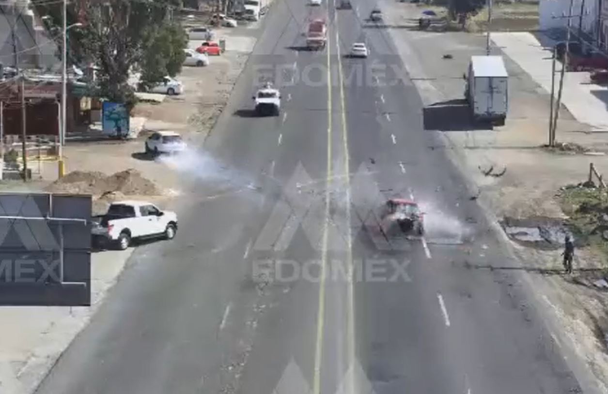 El brutal choque entre dos autos en Atlacomulco grabado por cámaras del C5 (Foto: Twitter/@C5Edomex)