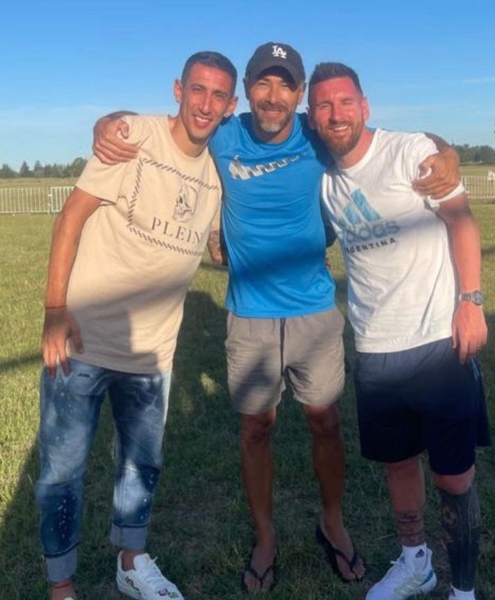El Kily González le dio la bienvenida a Lionel Messi y Ángel Di María (@TomasDvoretzky)