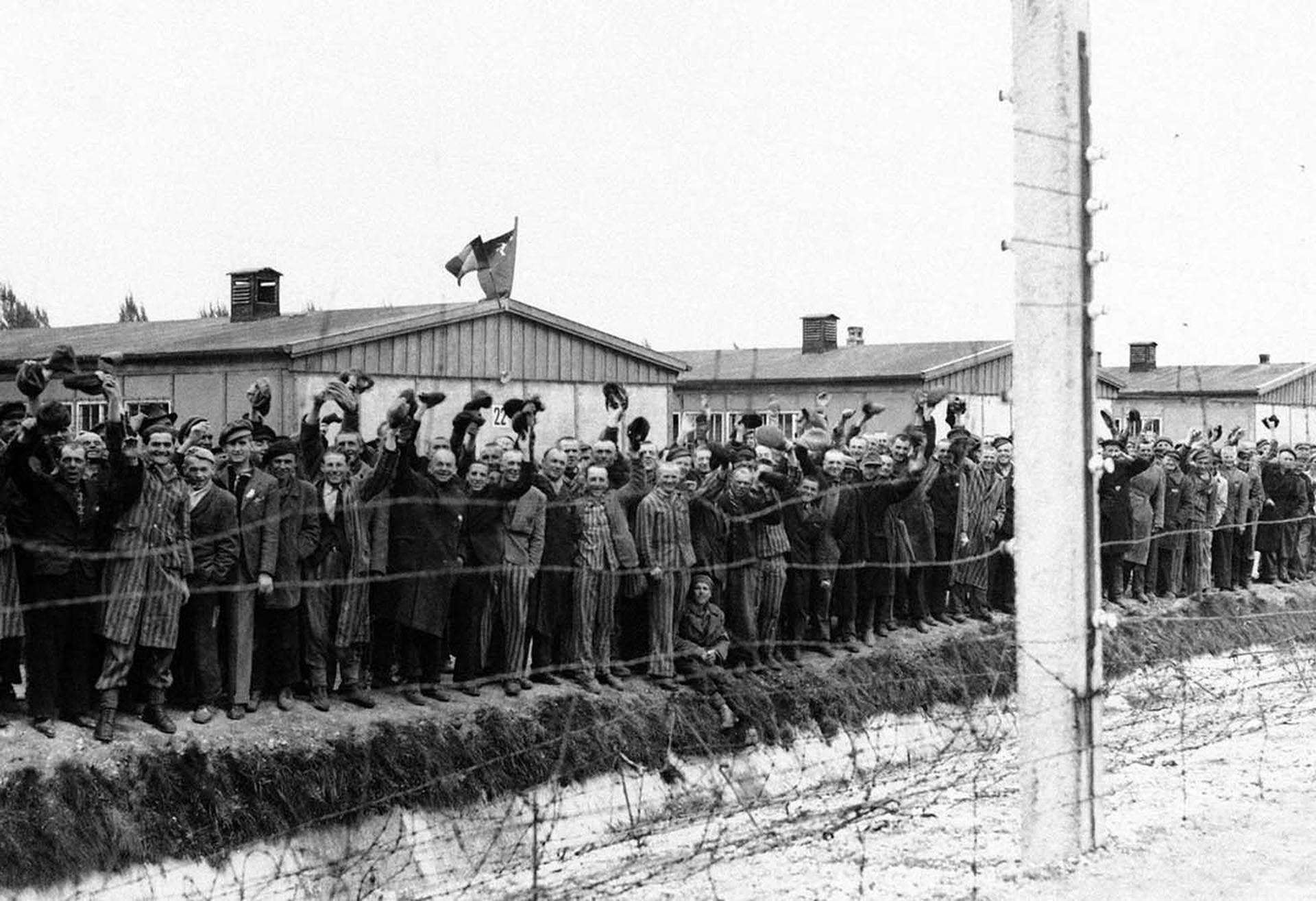 Prisioneros de Dachau recibiendo a los soldados estadounidenses