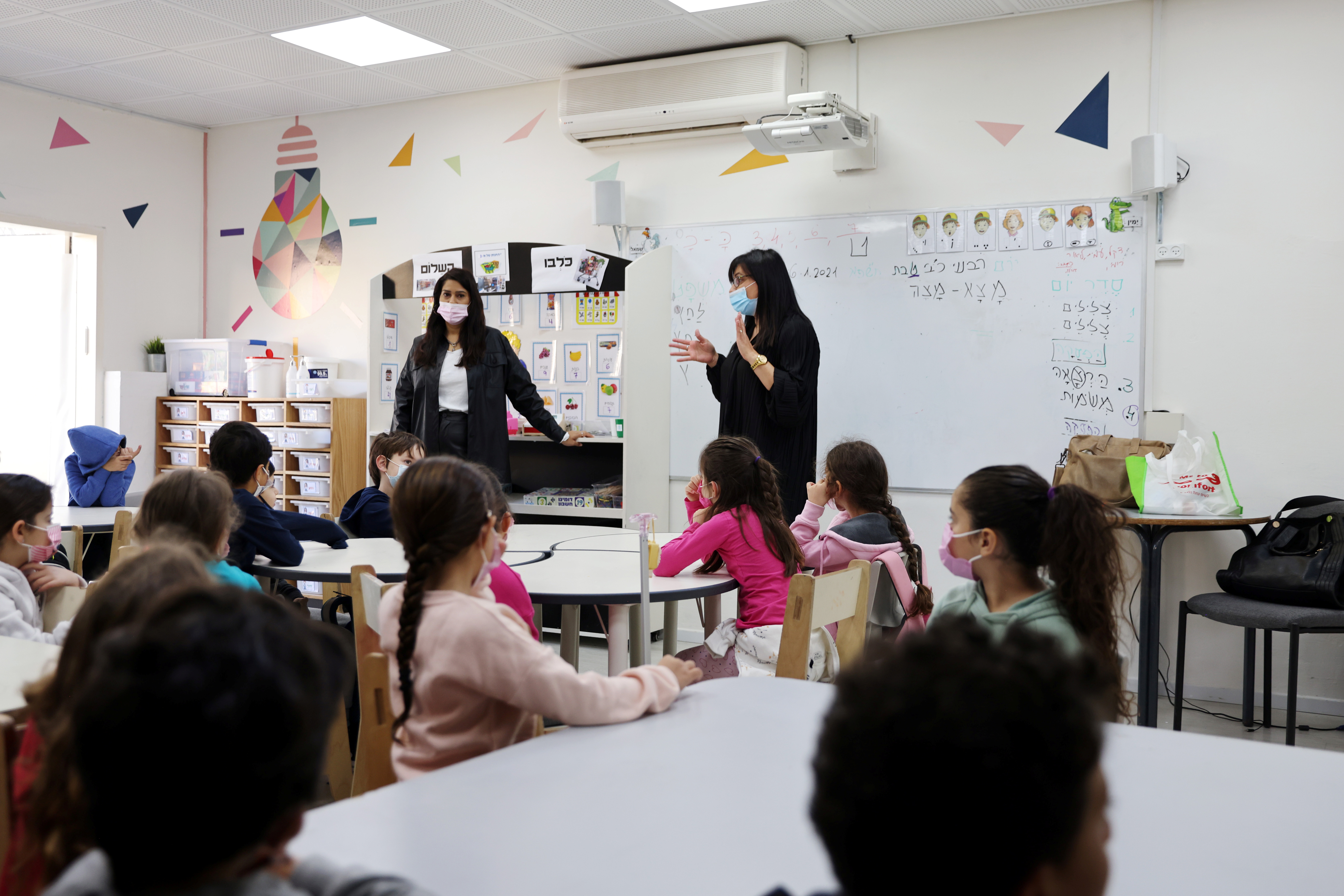 Los profesores deben estar vacunados para dictar clases en Israel (REUTERS/ Ronen Zvulun)