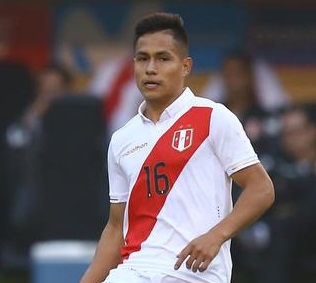 Jesús Pretell con la camiseta de la selección peruana adulta.