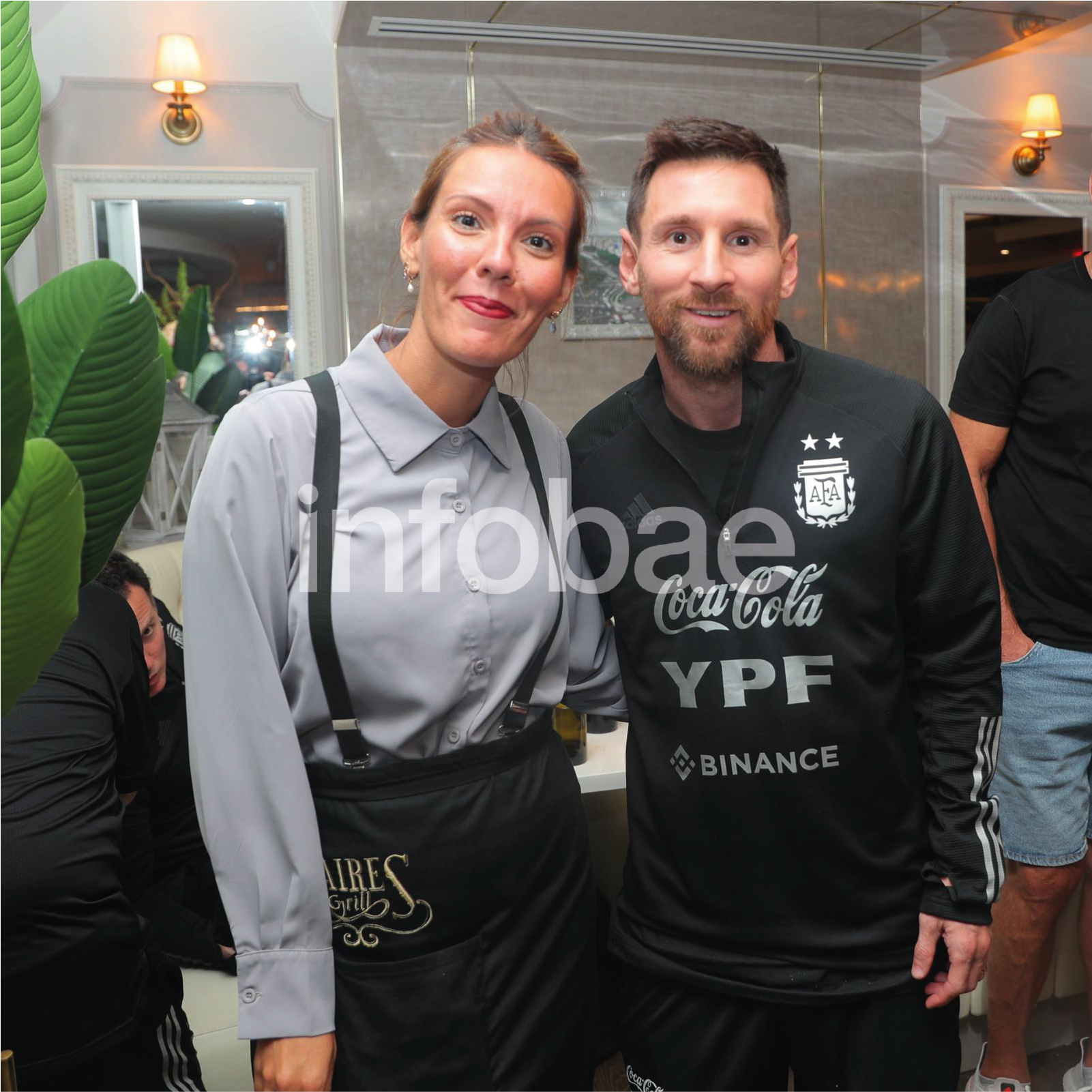 Personal de Baires Grill aprovechó a sacarse una foto con Messi, quien gentilmente saludó a todos los empleados del restaurante