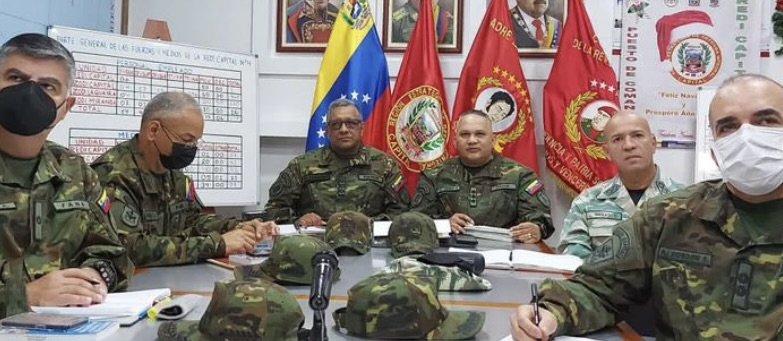 Jefes militares en una reunión de seguimiento a la operación en Bolívar