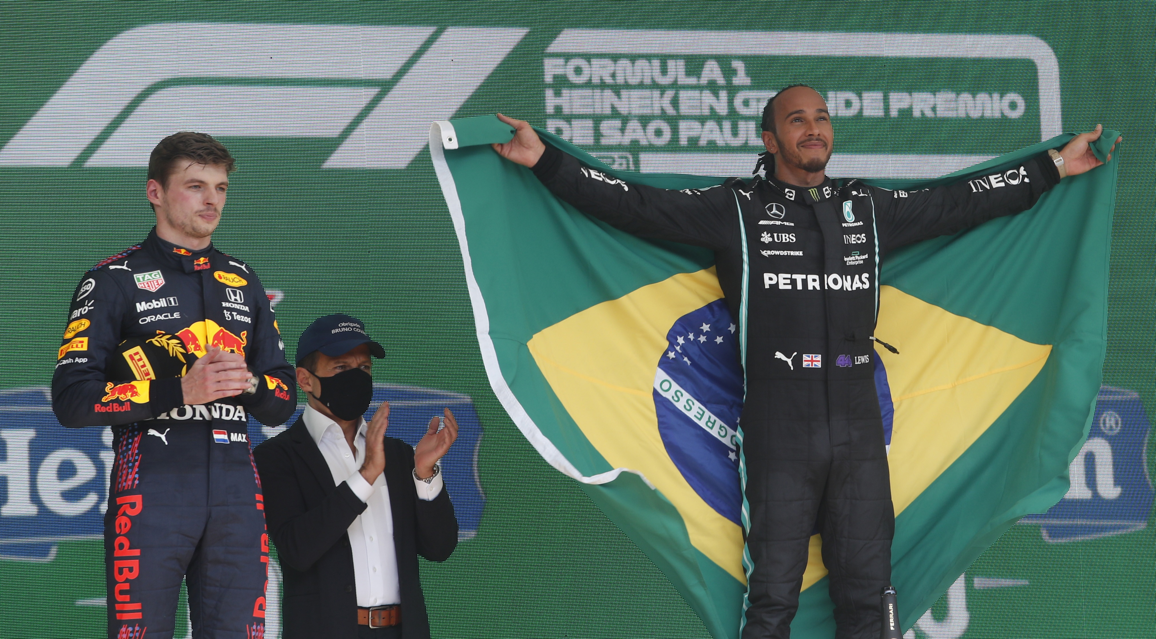 Lewis Hamilton consiguió un triunfo clave ante Max Verstappen (REUTERS/Amanda Perobelli)