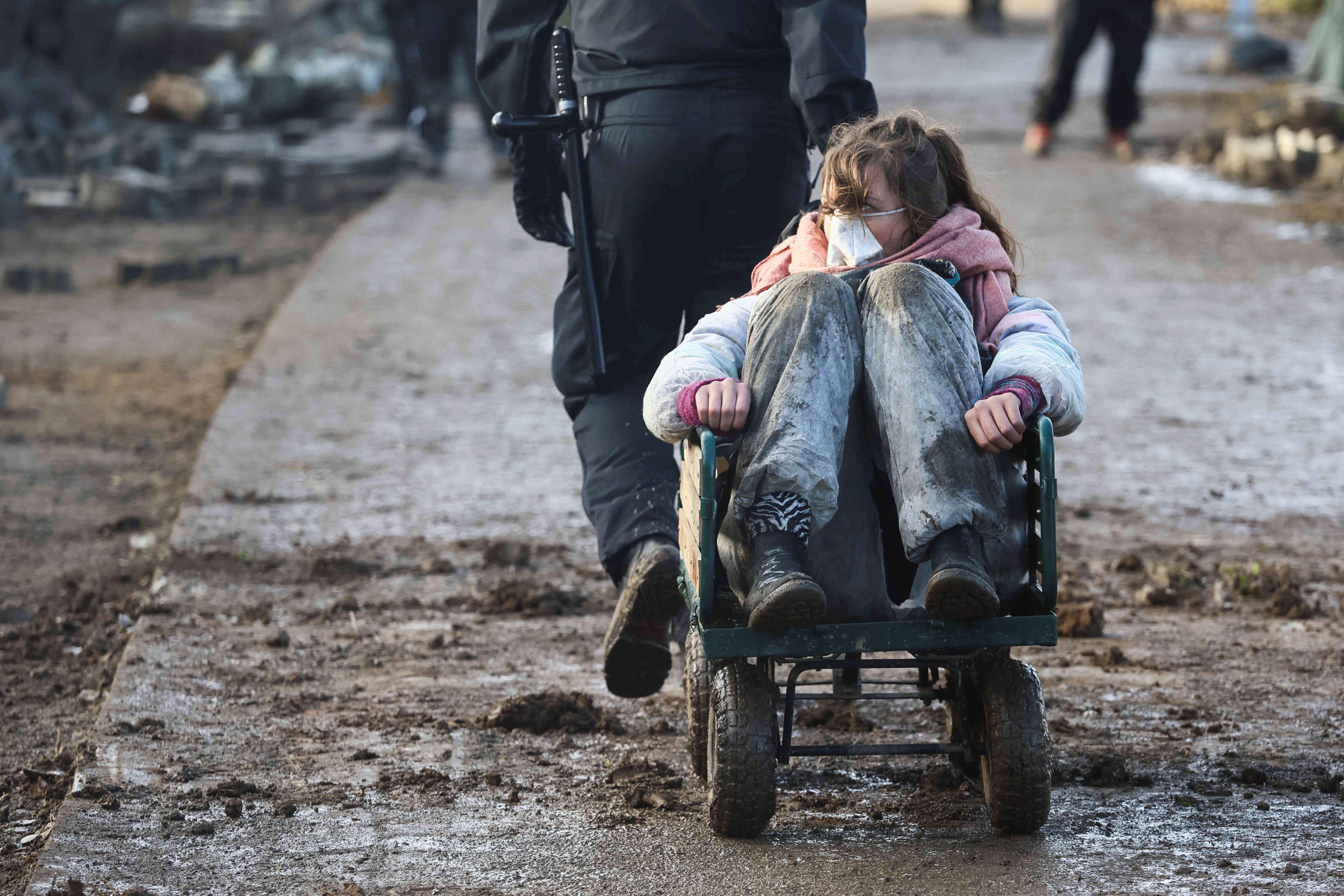 Una activista es retirada del lugar en un carrito (REUTERS/Wolfgang Rattay)