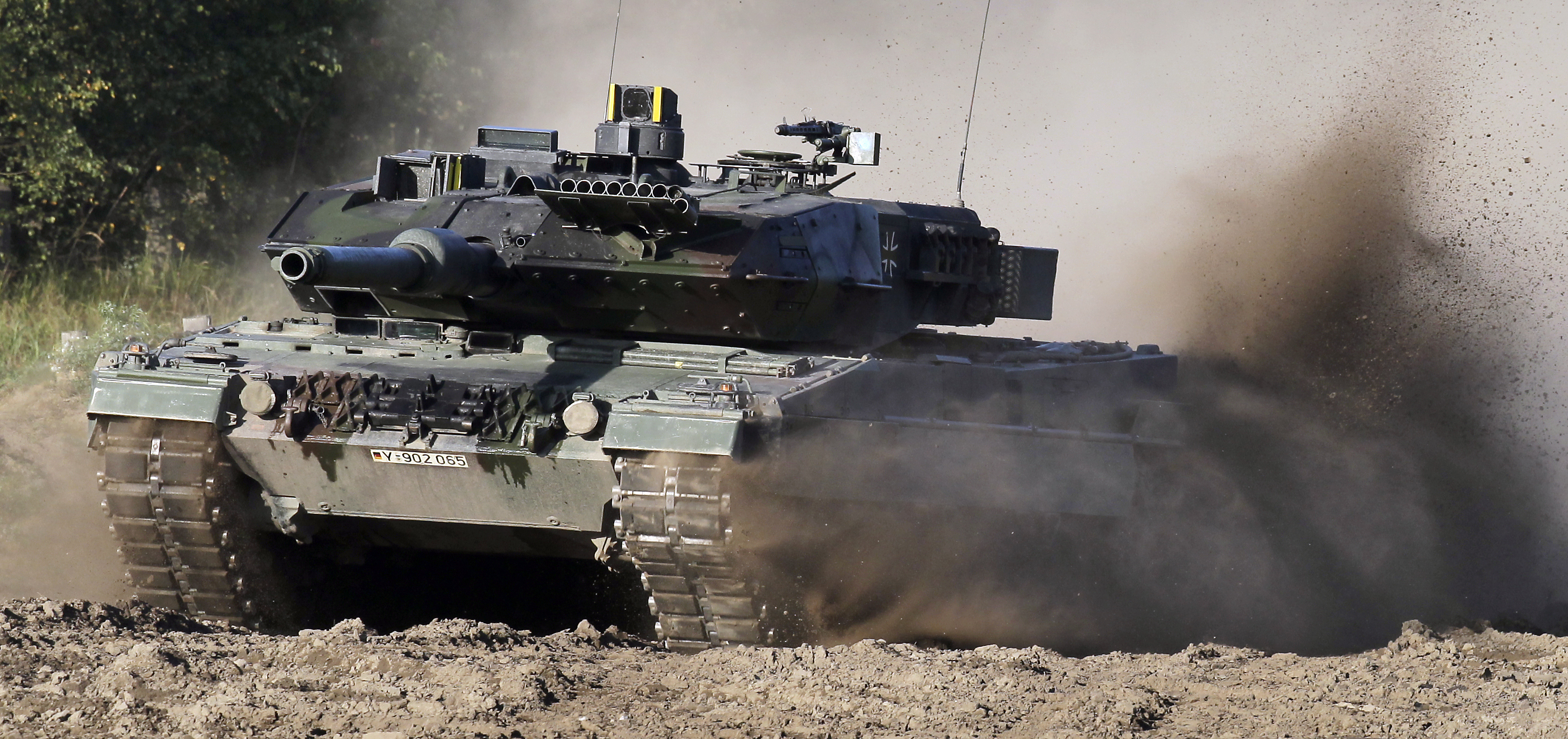 FOTO DE ARCHIVO: Un tanque Leopard 2 avanza durante un evento de demostración ante la prensa el miércoles 28 de septiembre de 2011, en Münster, Alemania. Son los tanques que espera Ucrania para la nueva etapa de la invasión rusa (AP Foto/Michael Sohn, archivo)