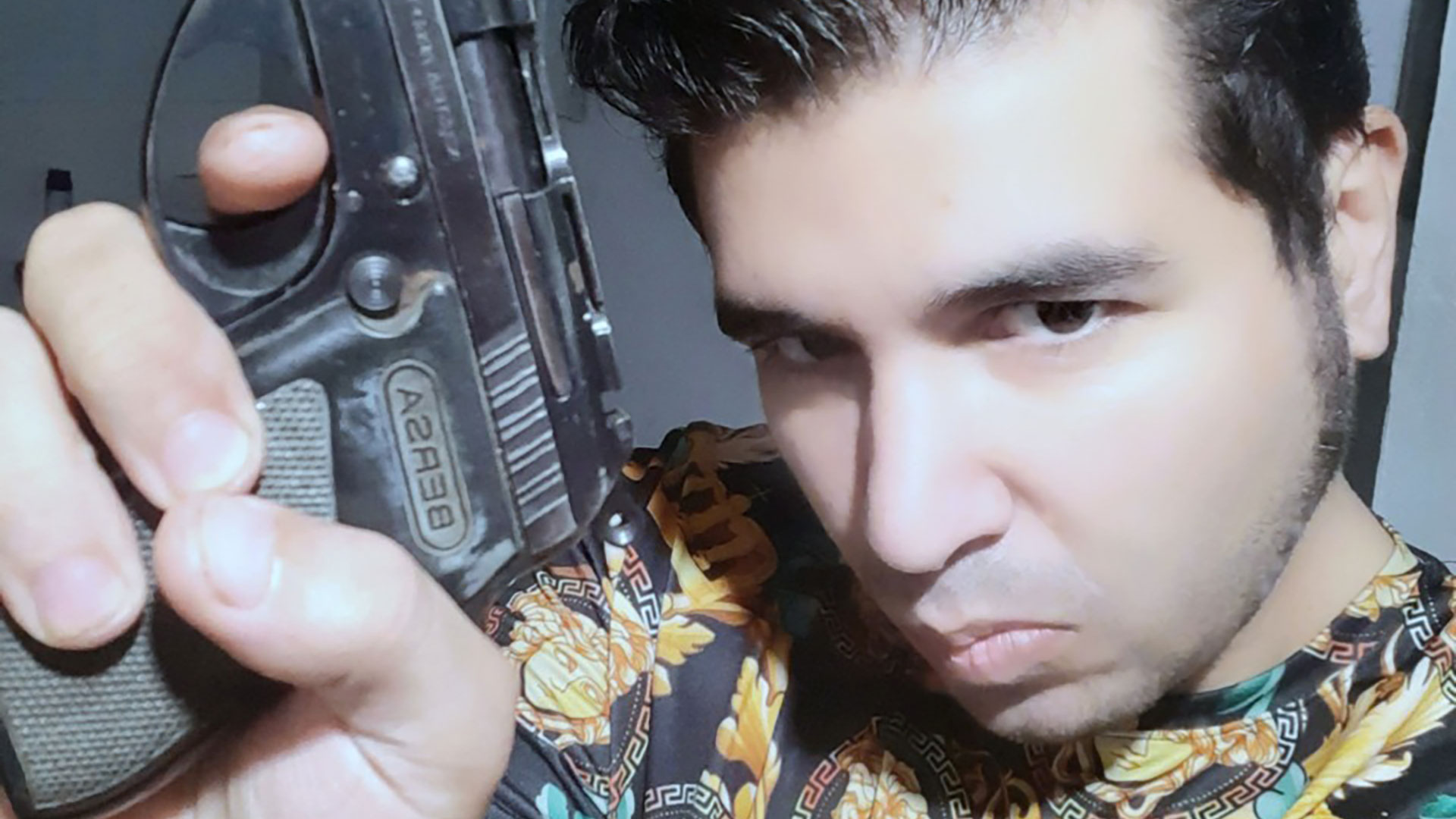 Sabag Montiel en una foto con el arma que habría usado para apuntarle a Cristina Kirchner en la cabeza