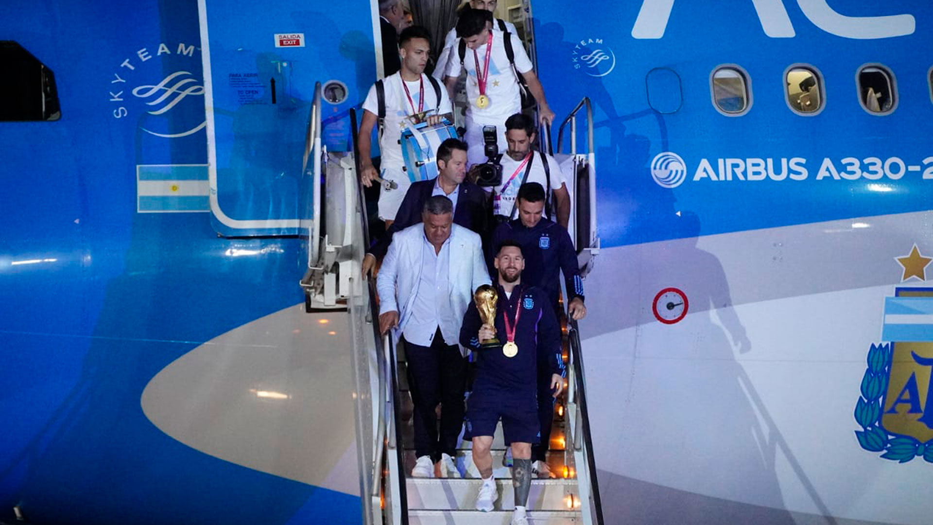 Lo siguen Lautaro Martínez y el clásico bombo argentino. La felicidad de los campeones del mundo al pisar suelo argentino