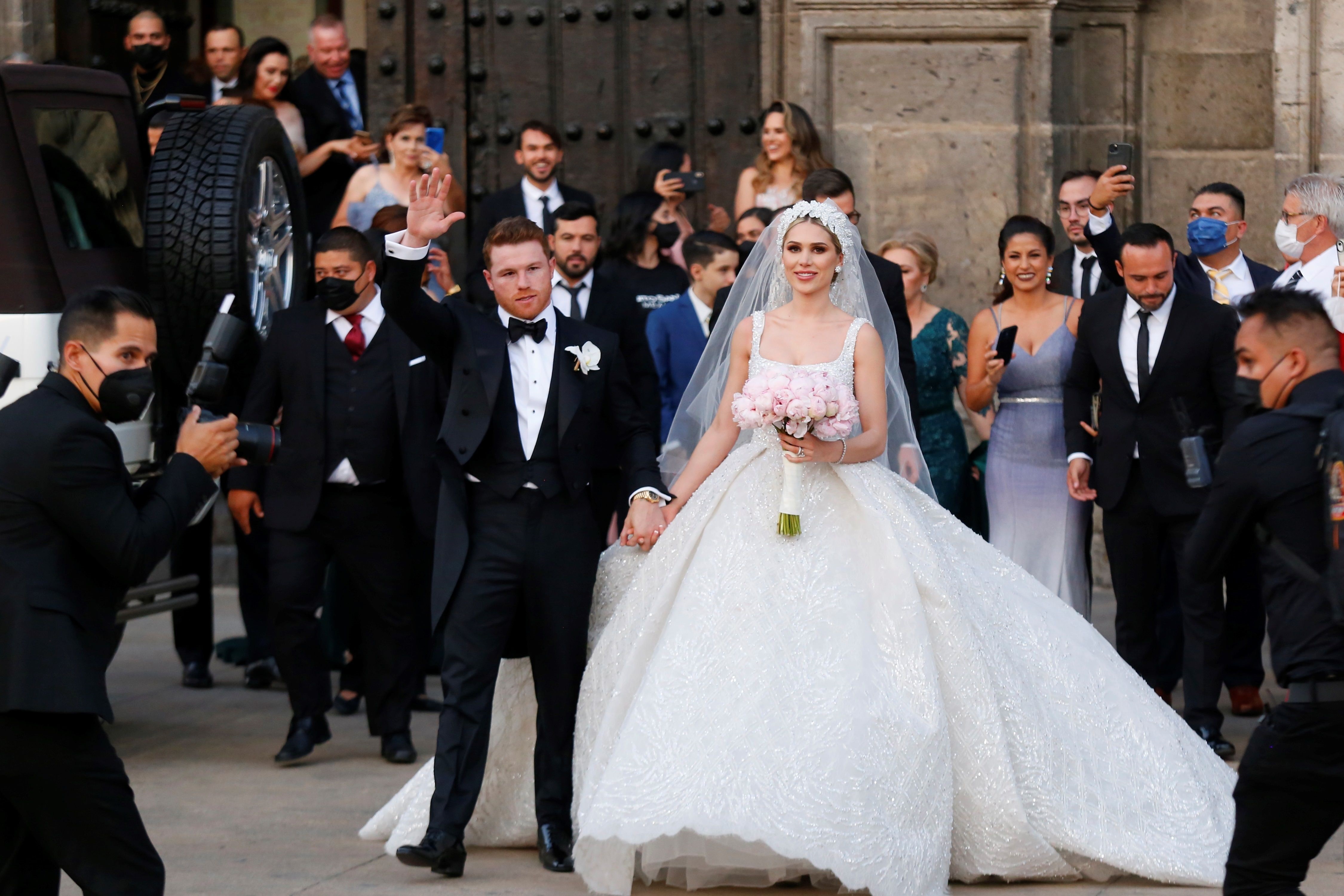 Cuánto costaron los lujosos tres vestidos que usó Fernanda Gómez en su boda  con Canelo Álvarez - Infobae
