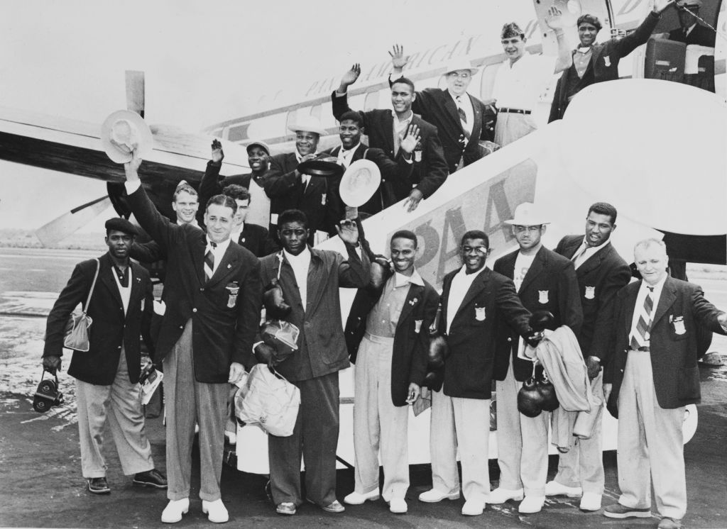 El equipo de boxeo de EEUU a su regreso de las Juegos Olímpicos en Helsinki, Finandia, en el año 1952. Vuelo internacional, vuelo Pan Am