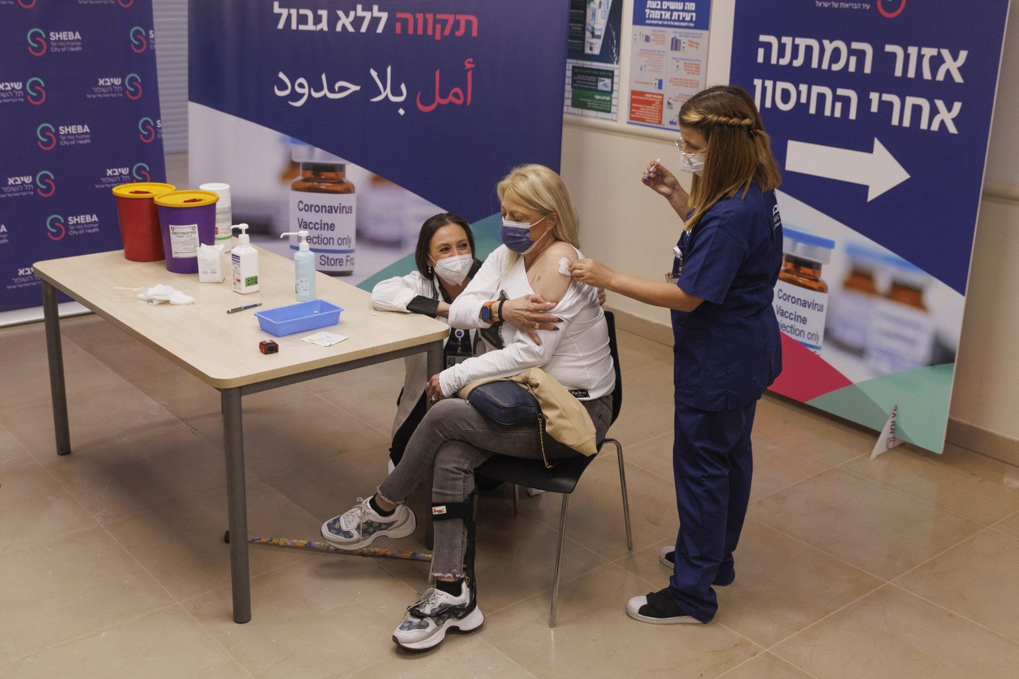Un trabajador sanitario administra una cuarta dosis de la vacuna de Pfizer-BioNTech a un paciente en el centro médico de Sheba, en Ramat Gan, Israel, el viernes 31 de diciembre de 2021. Kobi Wolf/Bloomberg