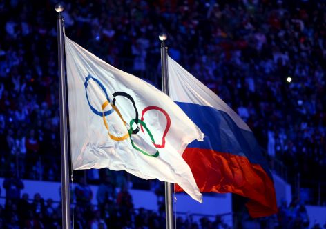 SOCHI, RUSIA - 23 DE FEBRERO: La bandera olímpica y la bandera rusa se izan mientras se canta el himno nacional ruso durante la ceremonia de clausura de los Juegos Olímpicos de Invierno de Sochi 2014 en el Estadio Olímpico Fisht el 23 de febrero de 2014 en Sochi, Rusia. (Foto de Paul Gilham/Getty Images)

