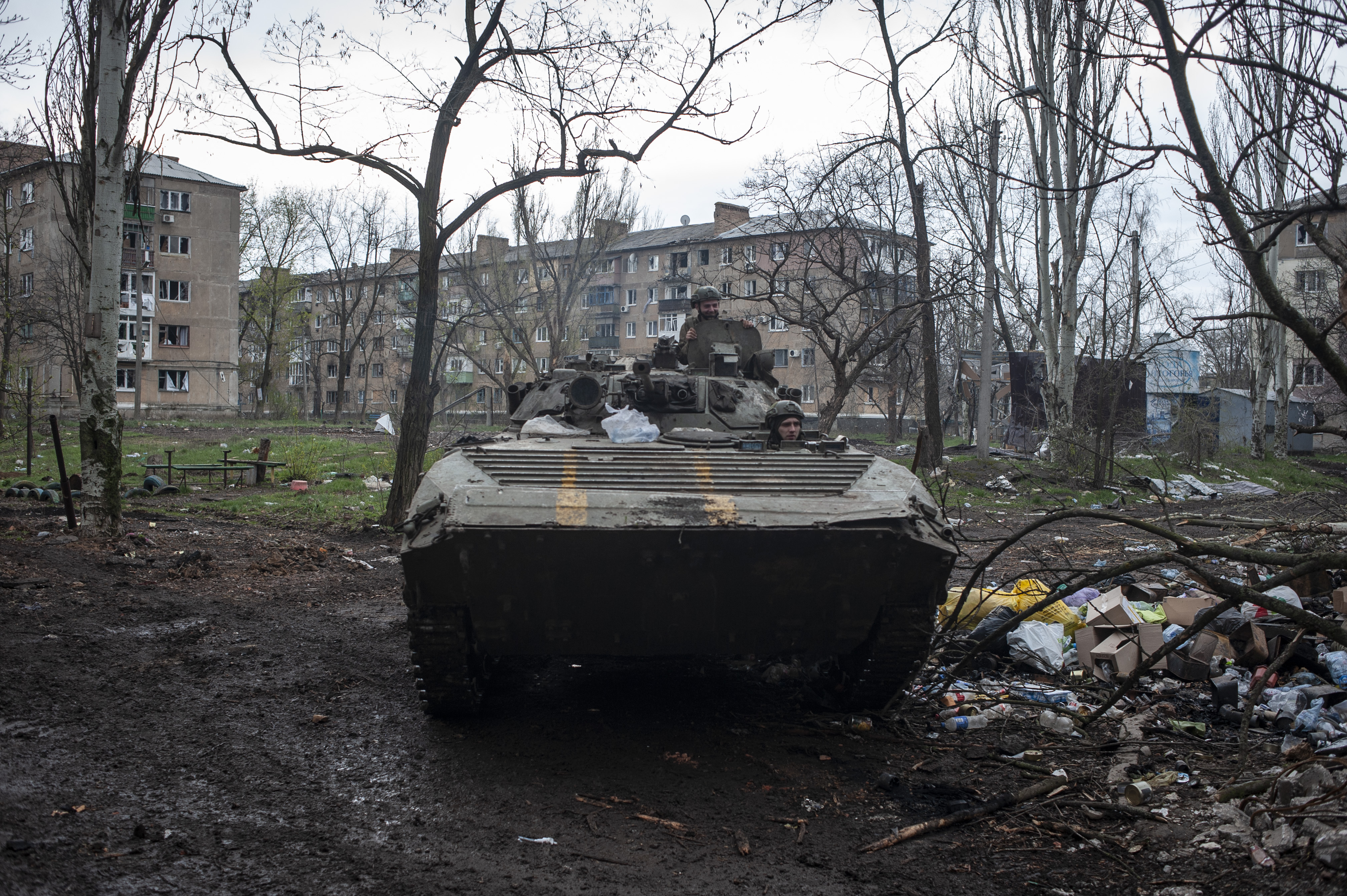 Soldados ucranianos viajan en un tanque de guerra en Bájmut, en la región de Donetsk, Ucrania, el miércoles 12 de abril de 2023. (Iryna Rubakova vía AP)