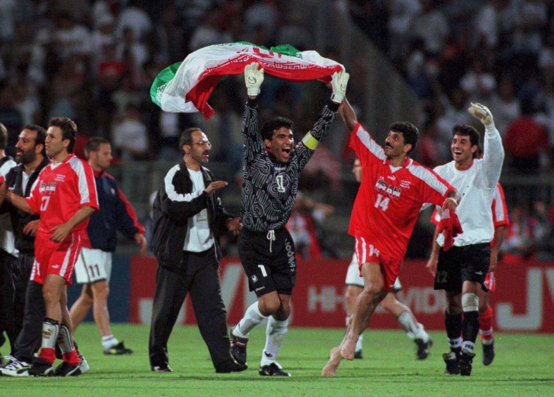 Irán festeja la victoria frente a EEUU en el Mundial de Francia 1998 (Photo by Marcus Brandt/Bongarts/Getty Images)