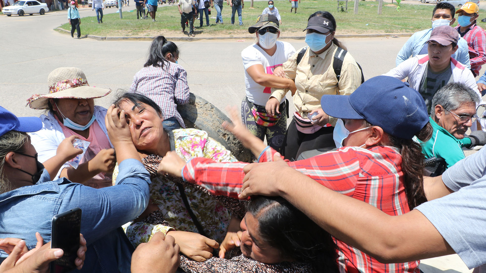 Una mujer es socorrida en Santa Cruz (EFE/Juan Carlos Torrejon)