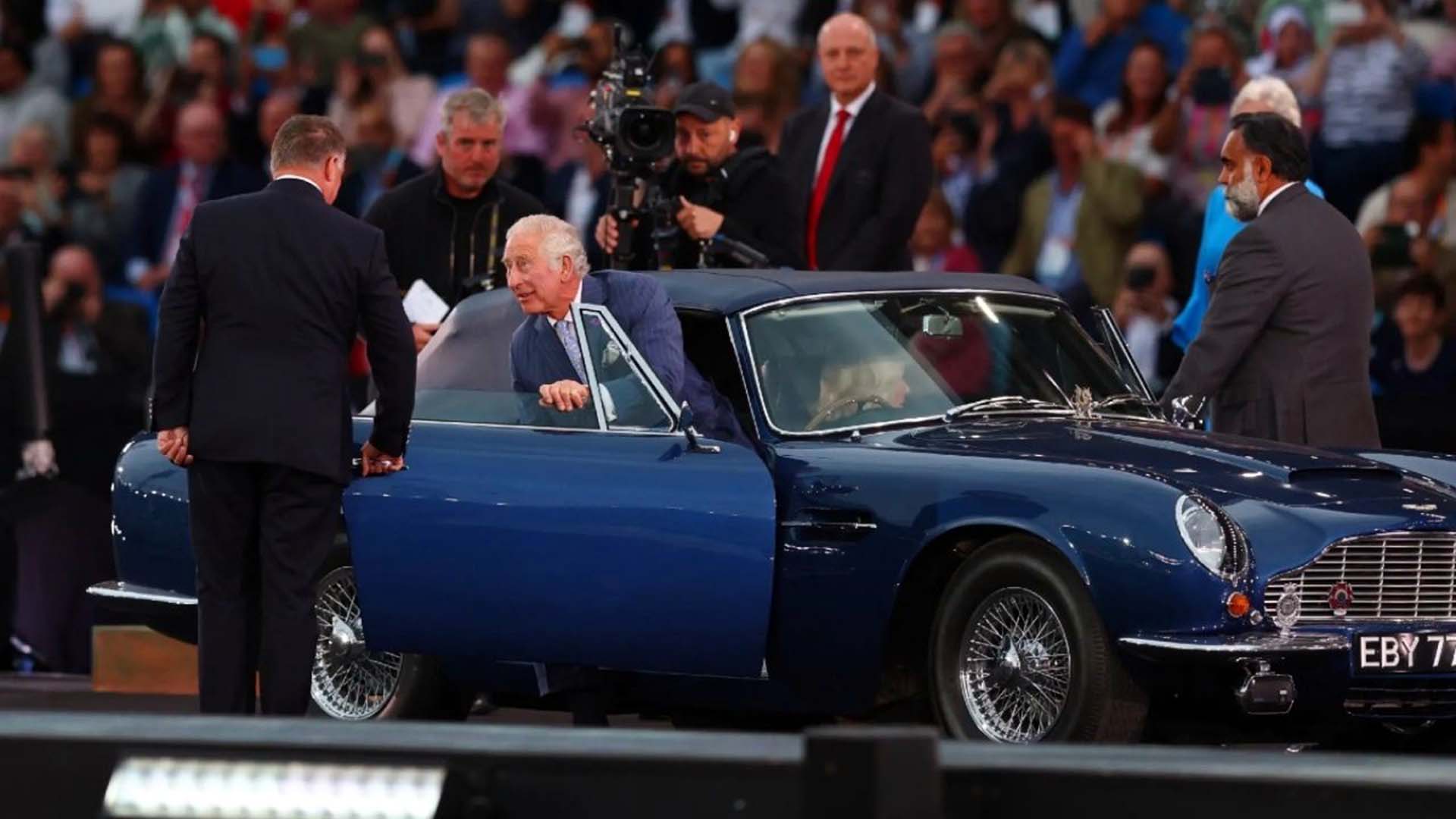 Carlos III siempre que ha tenido la posibilidad, se ha movilizado con el Aston Martin DB6. Ahora que es rey, algunas visitas de protocolo quizás deba hacerlas en los autos oficiales de la corona