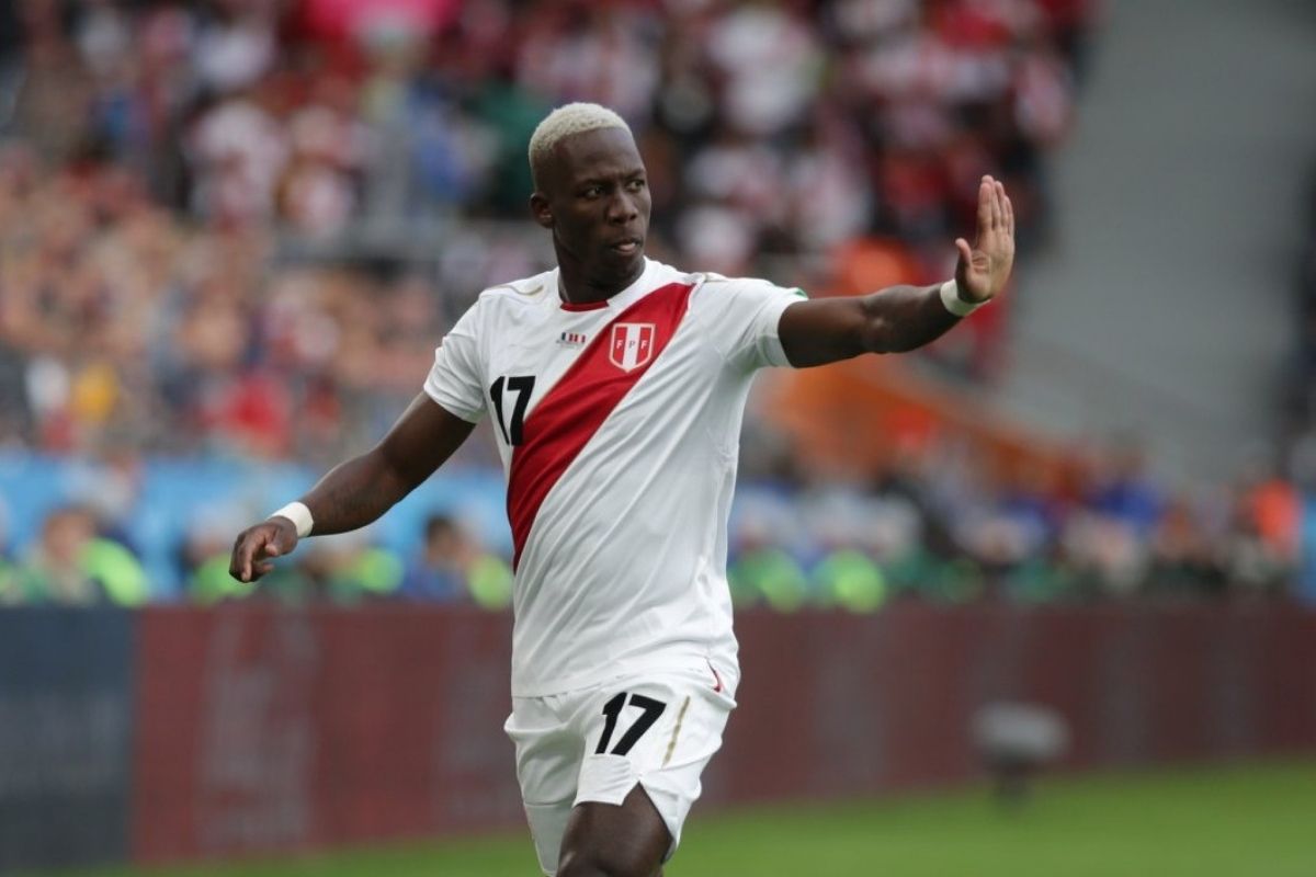 Luis Advíncula enfiló los 90 minutos del Perú vs. Uruguay.