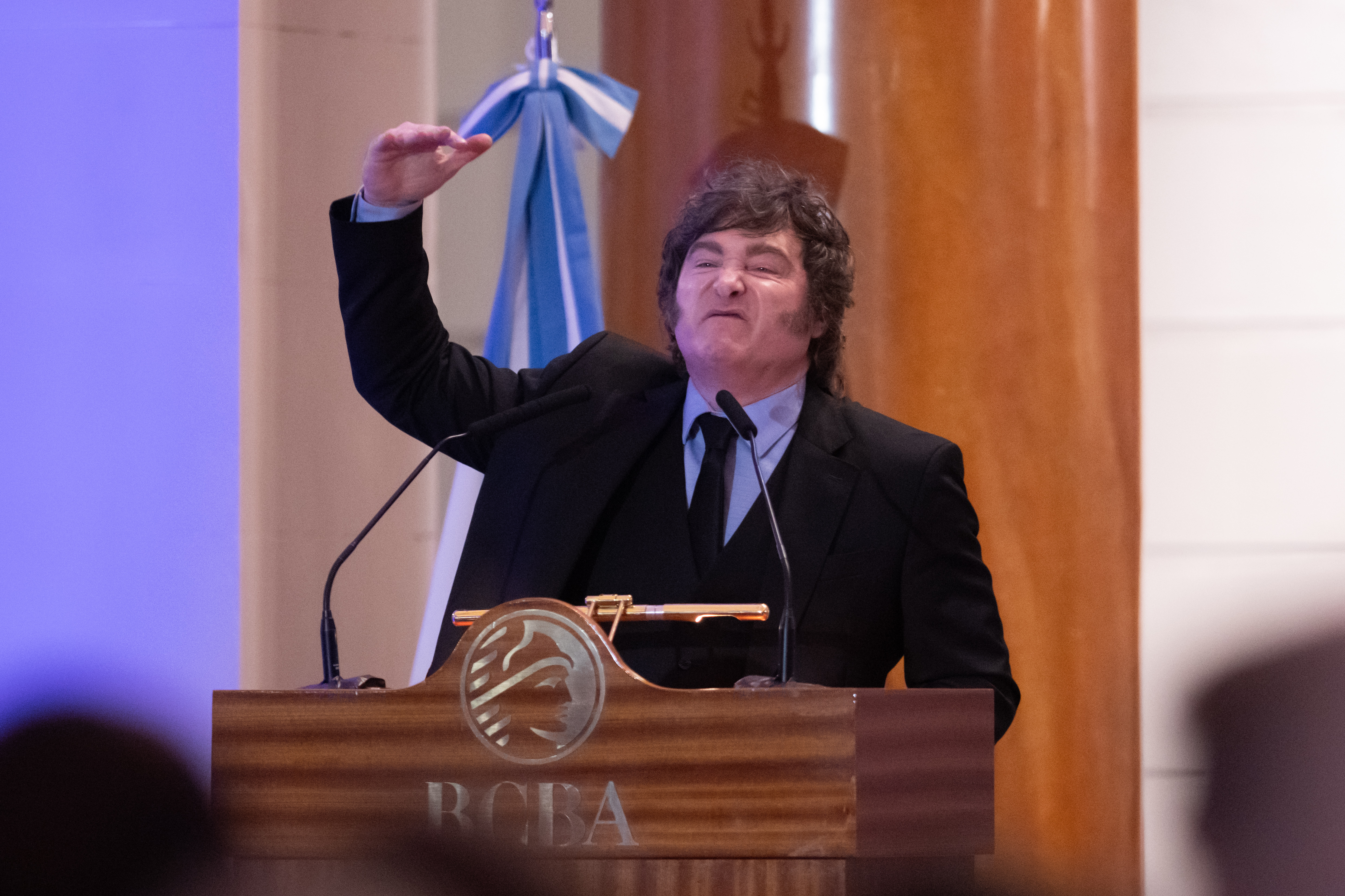 El impresentable Milei contra el impresentable Milei