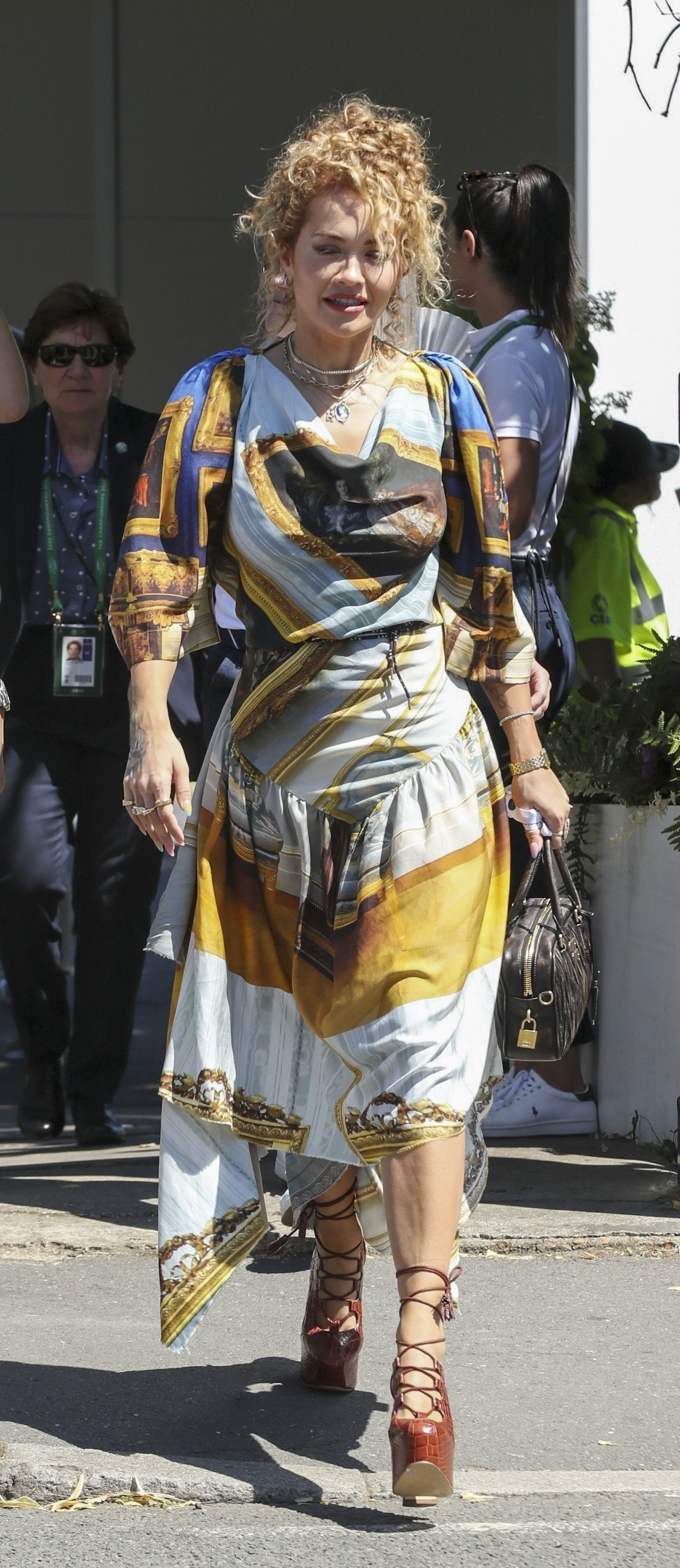 Rita Ora y Taika Waititi fueron fotografiados el domingo pasado cuando llegaban a disfrutar de la final de Wimbledon, en Londres. Él vistió un pantalón azul, camisa blanca y gorra, y ella un vestido estampado multicolor (Fotos: The Grosby Group)