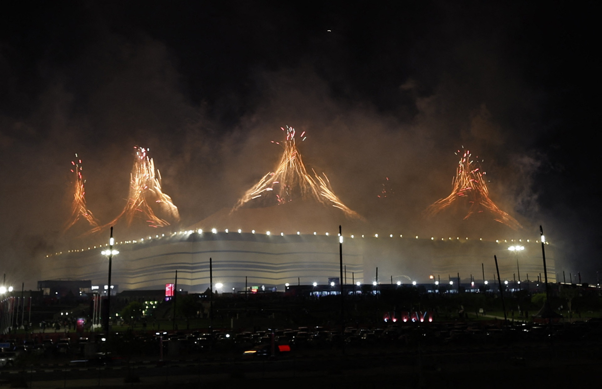El show de fuegos artificiales fue uno de los últimos actos de la ceremonia de inauguración de Qatar 2022 (REUTERS/Hamad I Mohammed)