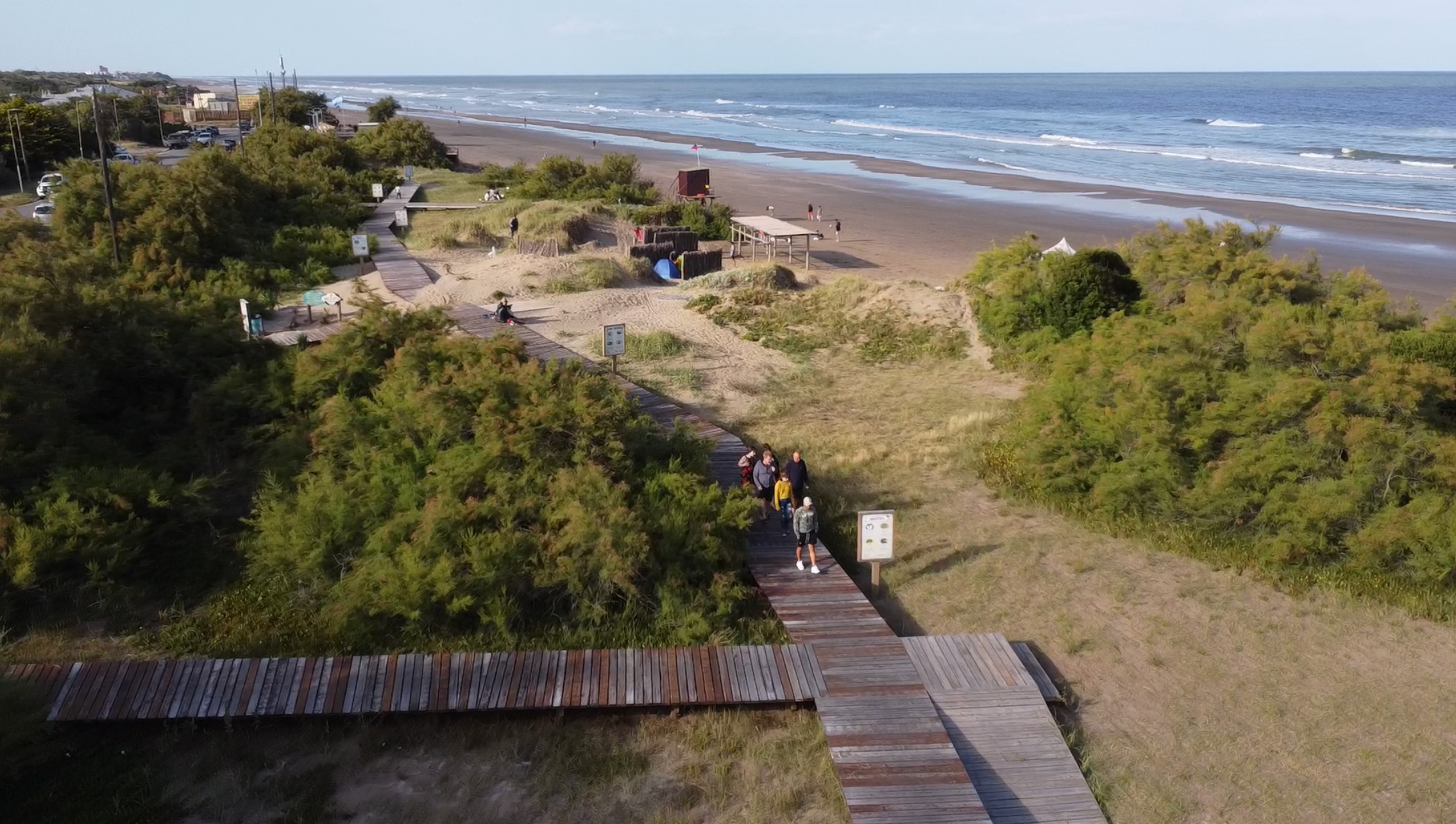 Sustentabilidad: cómo son las nuevas bajadas a playa que están transformando la fisonomía del Partido de La Costa