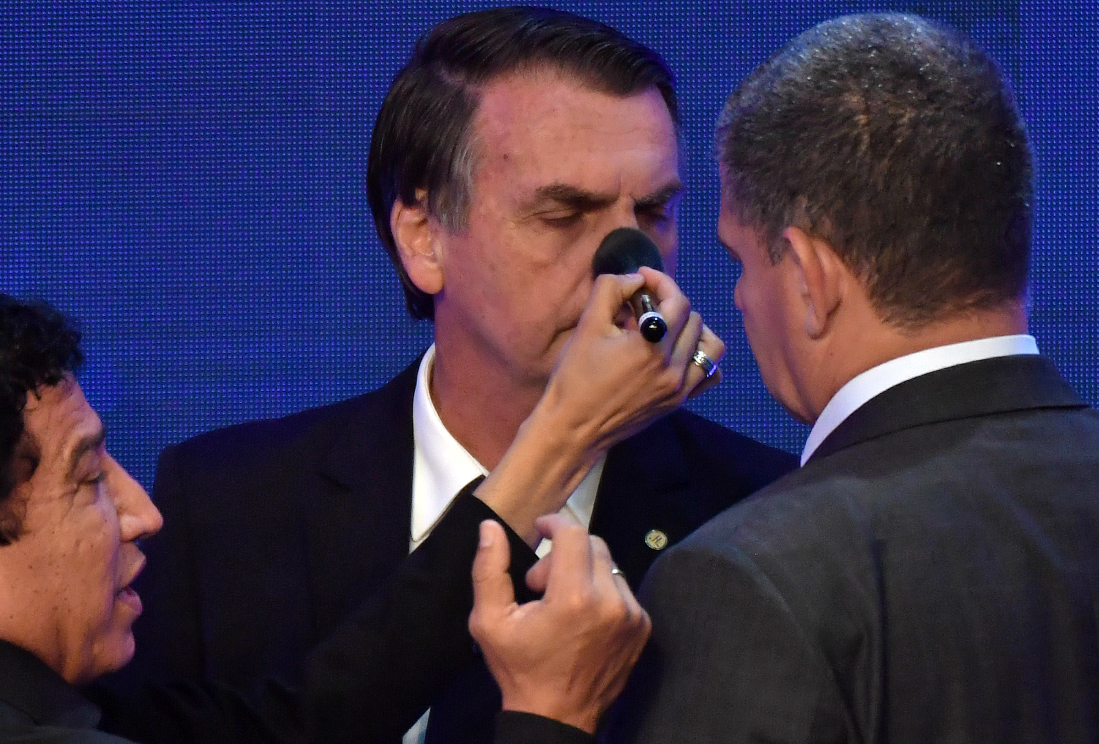 Bolsonaro es maquillado para el debate presidencial de 2018 (AFP)