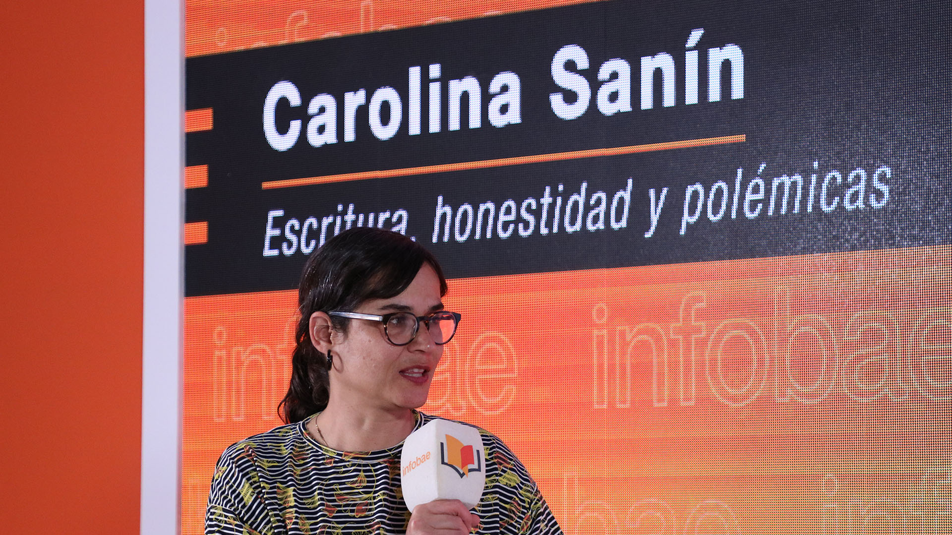 Carolina Sanín en el stand de Infobae en la Feria del Libro de Buenos Aires, en 2022 (Augusto Fornaciari).