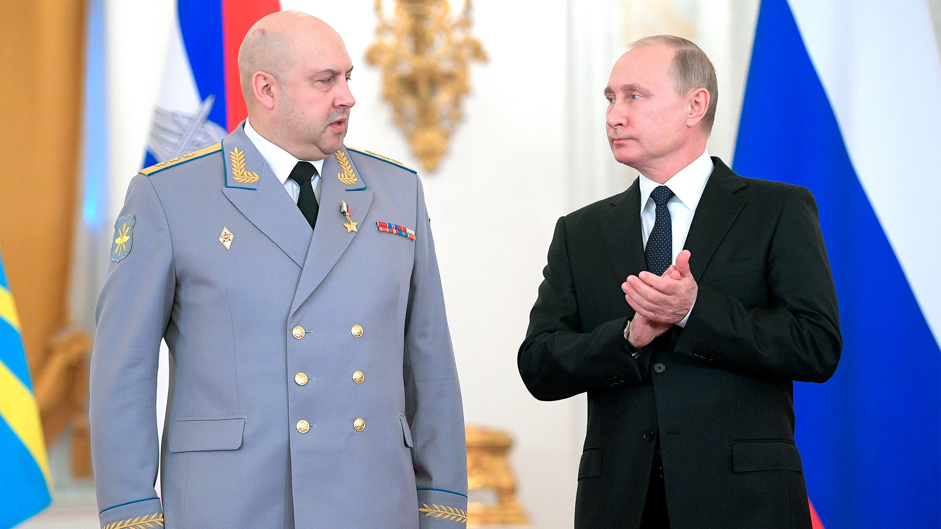 Putin condecoró al comandante de las fuerzas rusas en Ucrania, Serguéi Surovikin, y brindó con champán con soldados de uniforme, según las imágenes de la televisión pública. (AP)