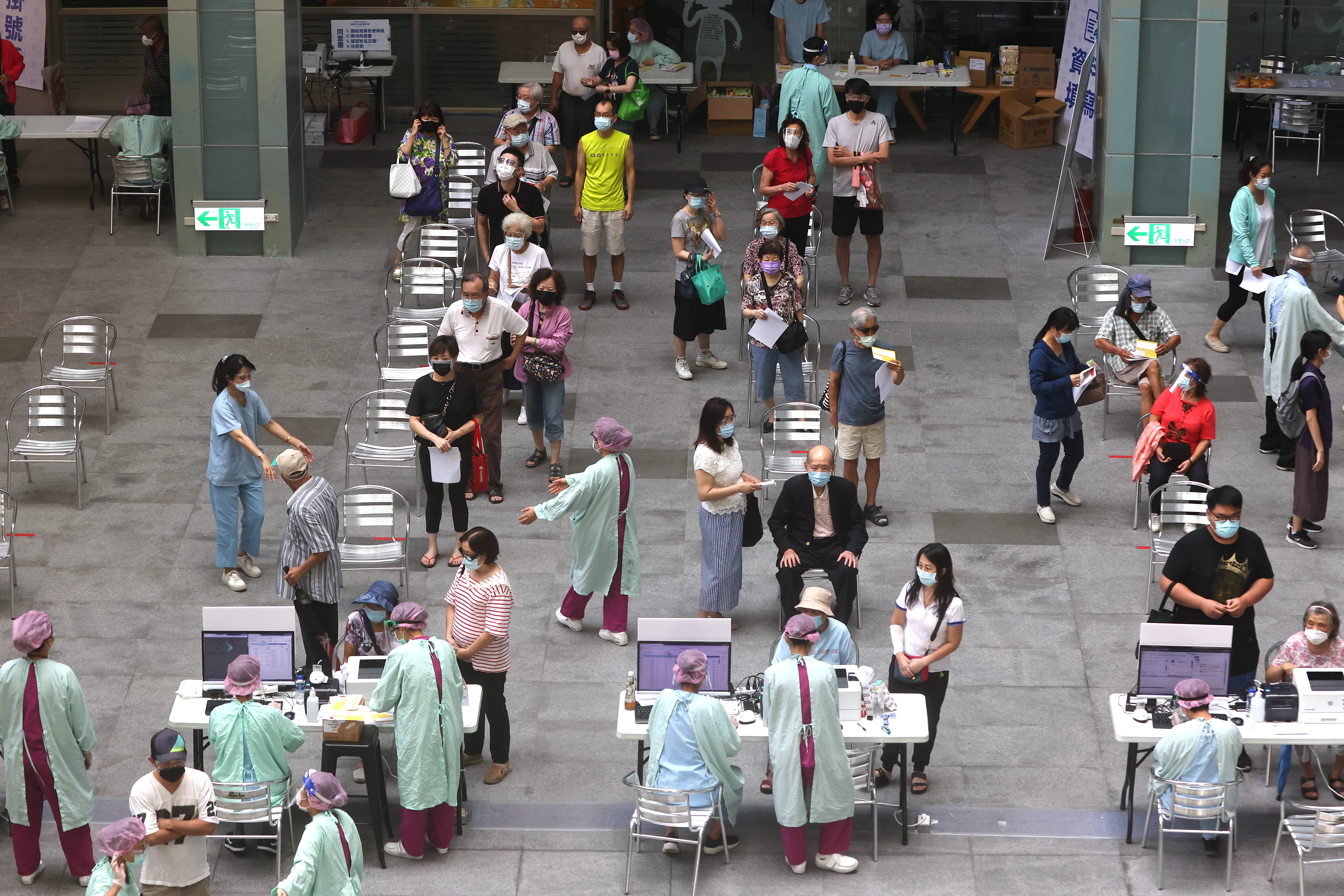 Un vacunatorio en Malasia administra las vacunas de Moderna a su población - REUTERS/Ann Wang