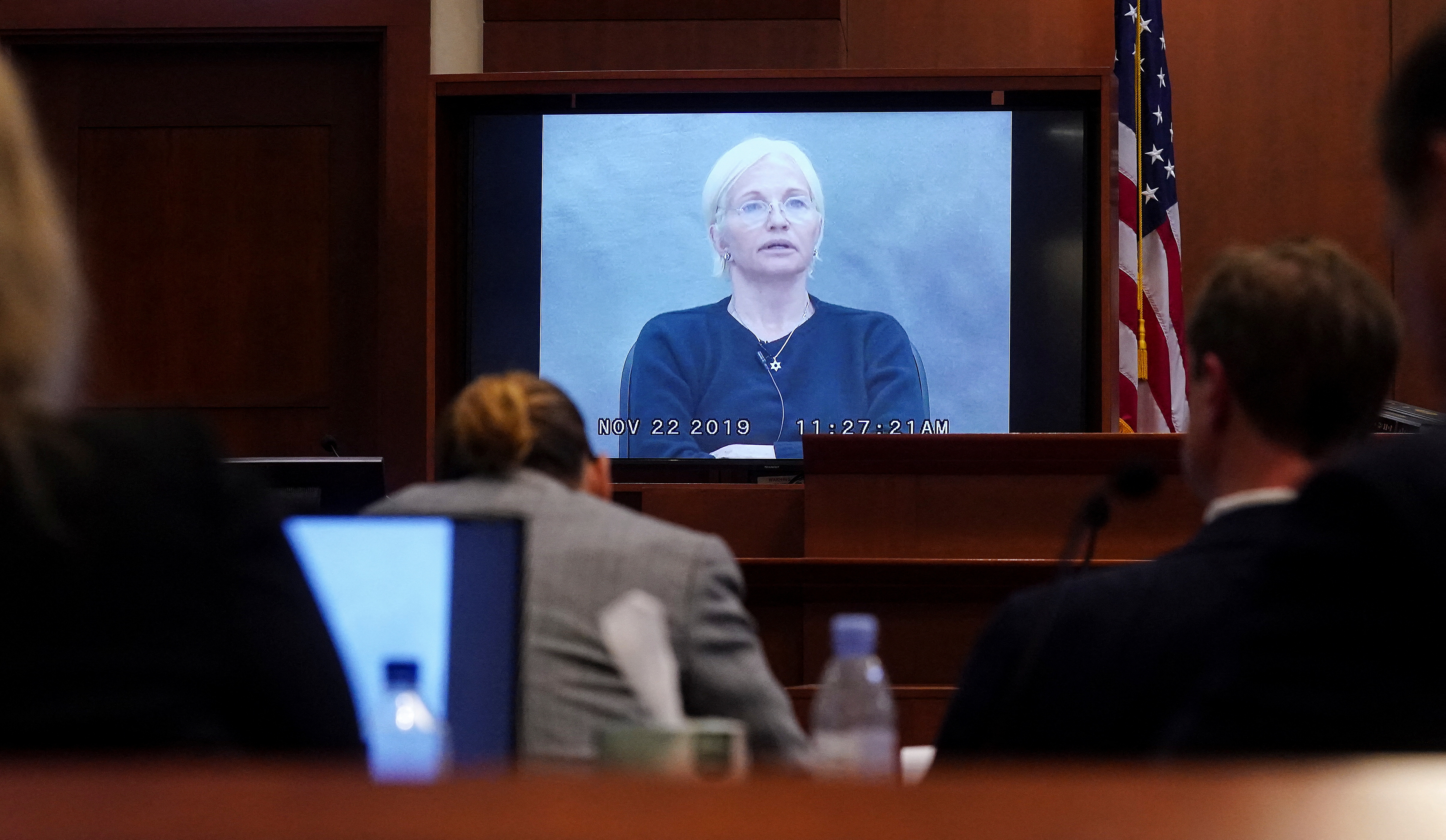 Ellen Barkin aparece en un monitor mientras se reproduce un testimonio grabado de 2019 durante el juicio por difamación de Johnny Depp contra su ex esposa, la actriz Amber Heard, en Fairfax, Virginia el 19 de mayo de 2022 (Reuters)