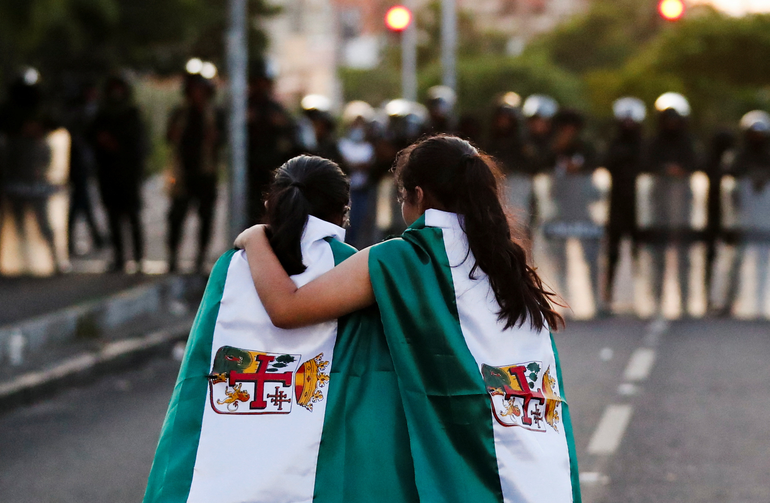 Dos personas protestan en Santa Cruz de la Sierra pidiendo la libertad de Camacho (REUTERS/Agustin Marcarian)