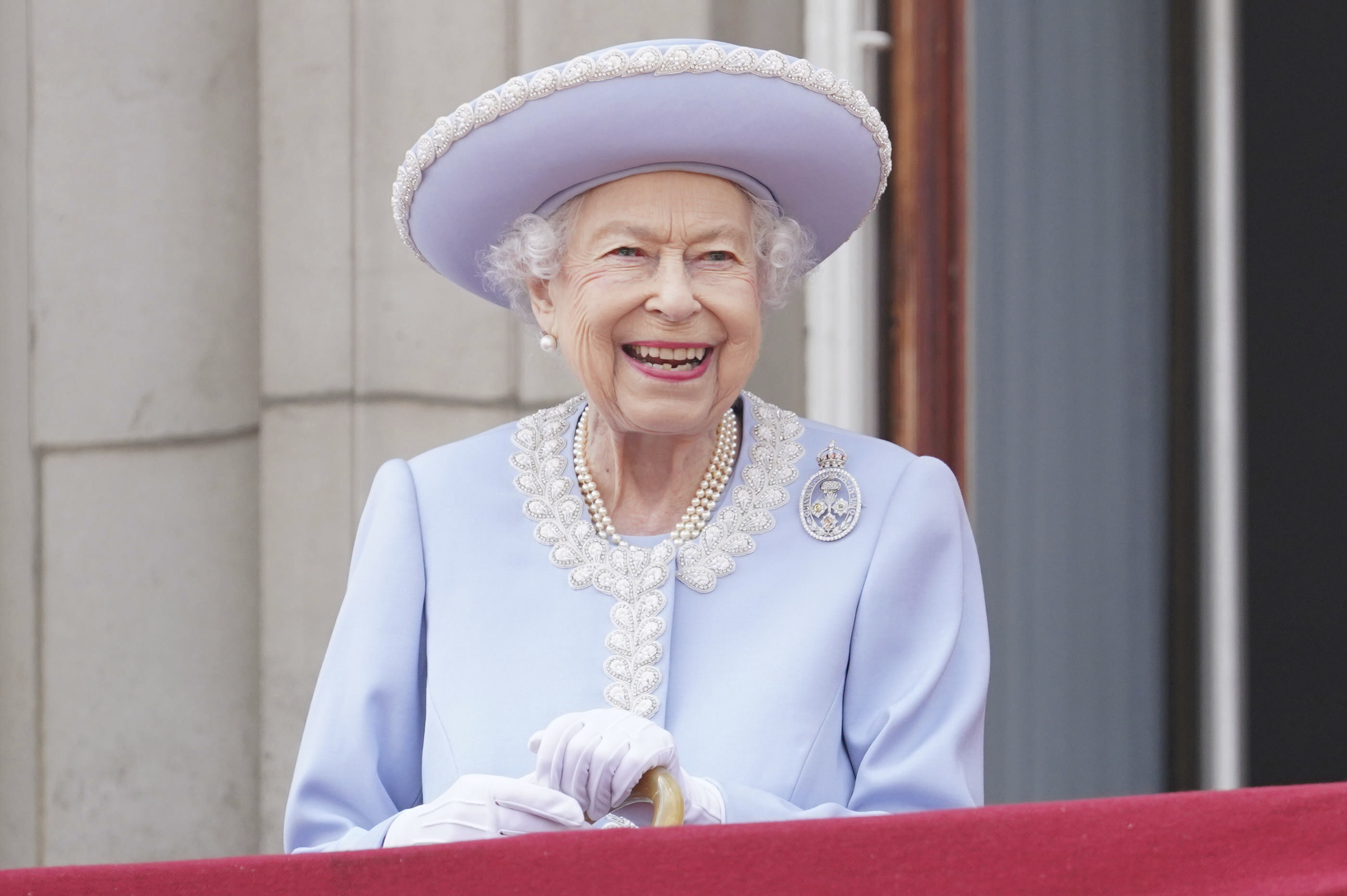 La reina Isabel II sonríe mientras observa desde el balcón del Palacio de Buckingham después de la ceremonia Trooping the Colour en Londres, el jueves 2 de junio de 2022, en el primero de cuatro días de celebraciones para conmemorar el Jubileo de Platino. Los eventos durante un largo fin de semana festivo en el Reino Unido están destinados a celebrar los 70 años de servicio del monarca. (Jonathan Brady/Foto de la piscina vía AP)