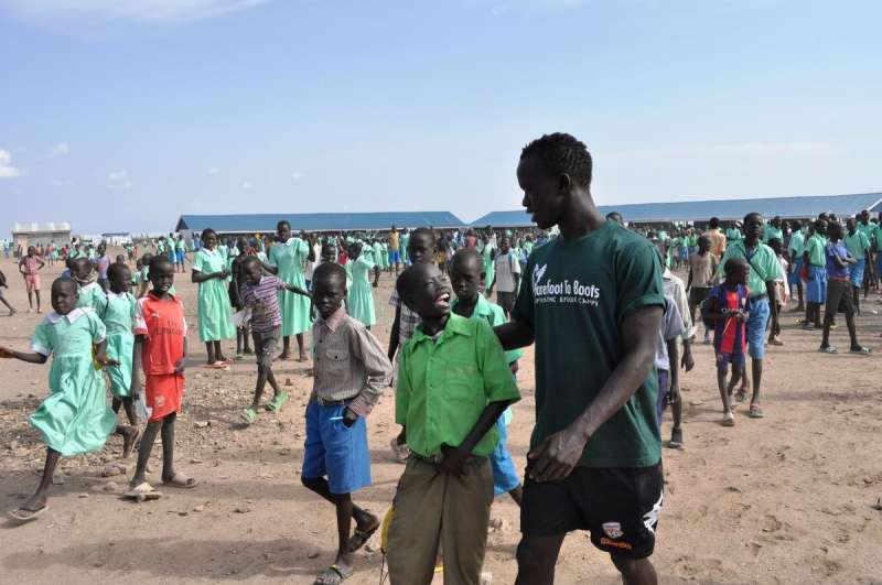 Awer Mabil en una de sus visitas a Kakuma para colaborar con los refugiados. | Foto: ACNUR